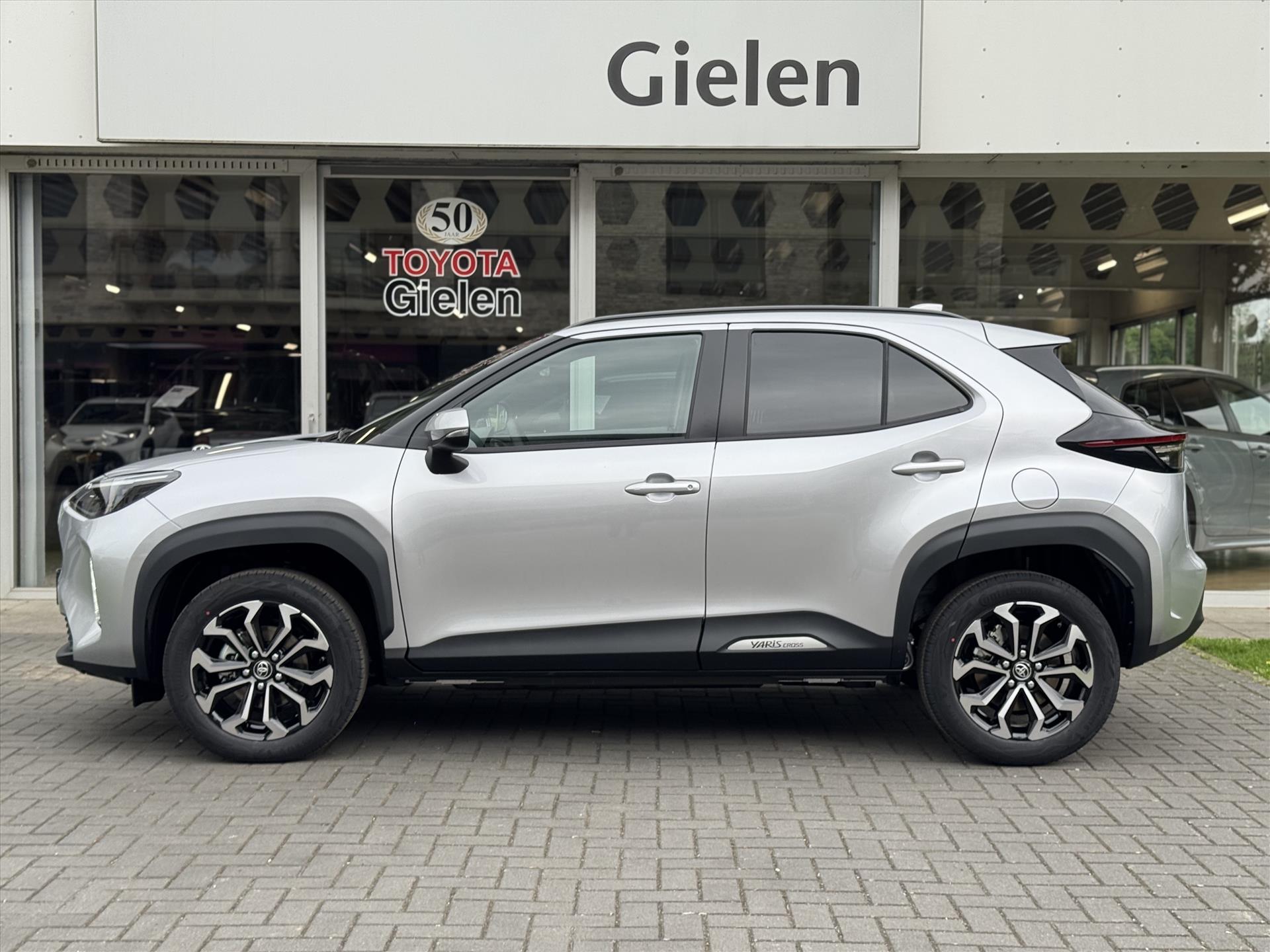 Toyota Yaris Cross 1.5 Hybrid 130PK First Edition Plus | Stoel + Stuurverwarming, Apple CarPlay, Keyless, 17inch, Groot scherm 39468269-2.jpg | Autobedrijf Gielen