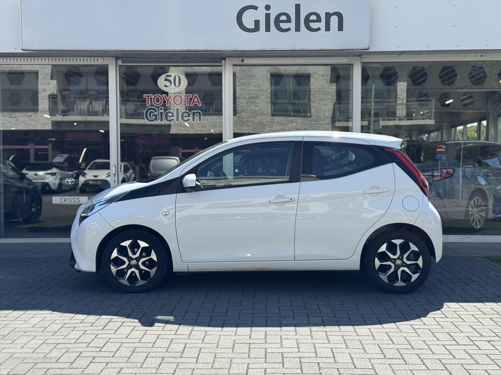 Toyota Aygo 1.0 VVT-i X-Joy | Apple CarPlay/Android Auto, Lichtmetalen velgen, Parkeercamera, Stuurbediening, In hoogte verstelbare stoel 40216921-2.jpg | Autobedrijf Gielen