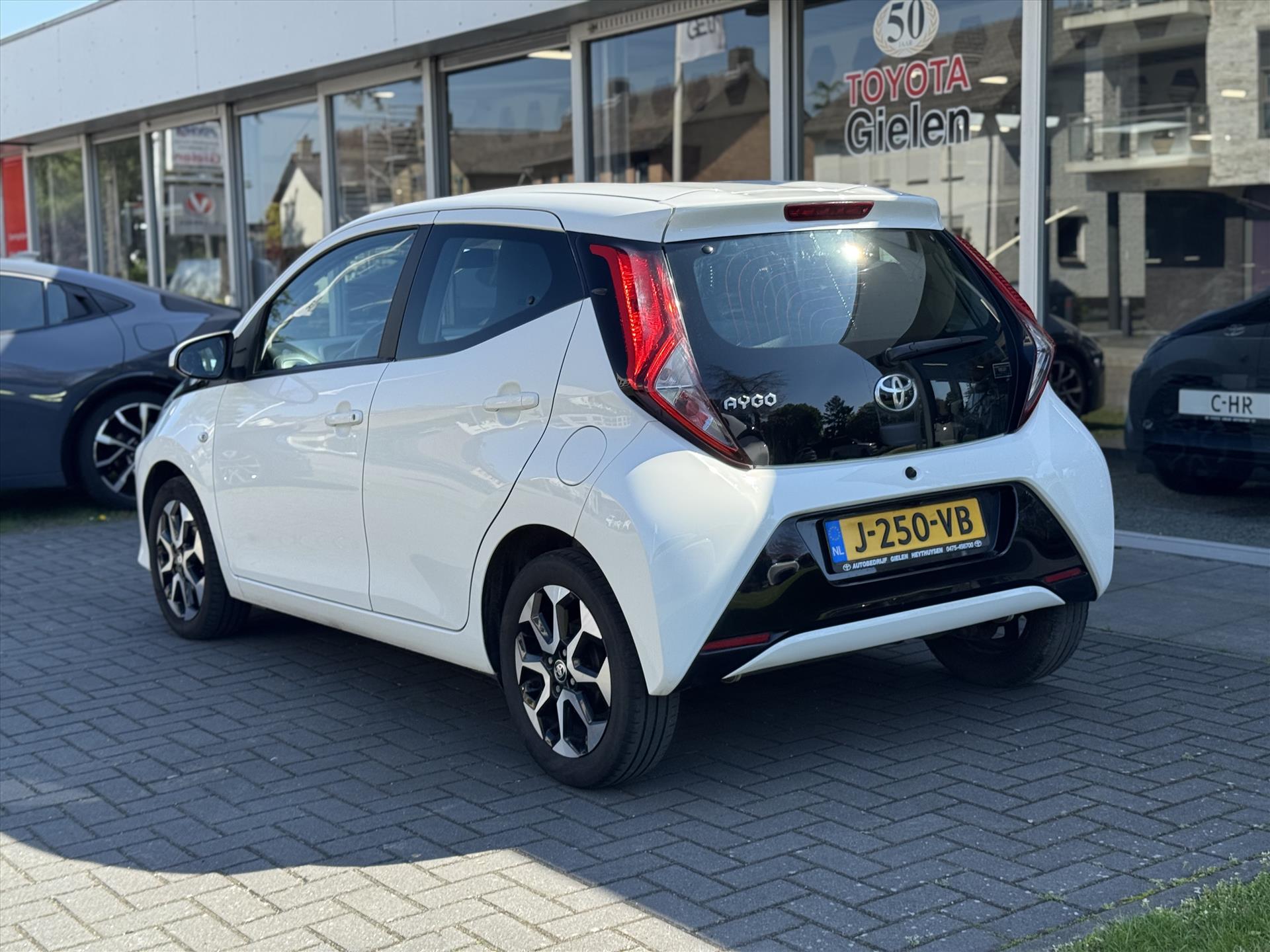 Toyota Aygo 1.0 VVT-i X-Joy | Apple CarPlay/Android Auto, Lichtmetalen velgen, Parkeercamera, Stuurbediening, In hoogte verstelbare stoel 40216921-3.jpg | Autobedrijf Gielen