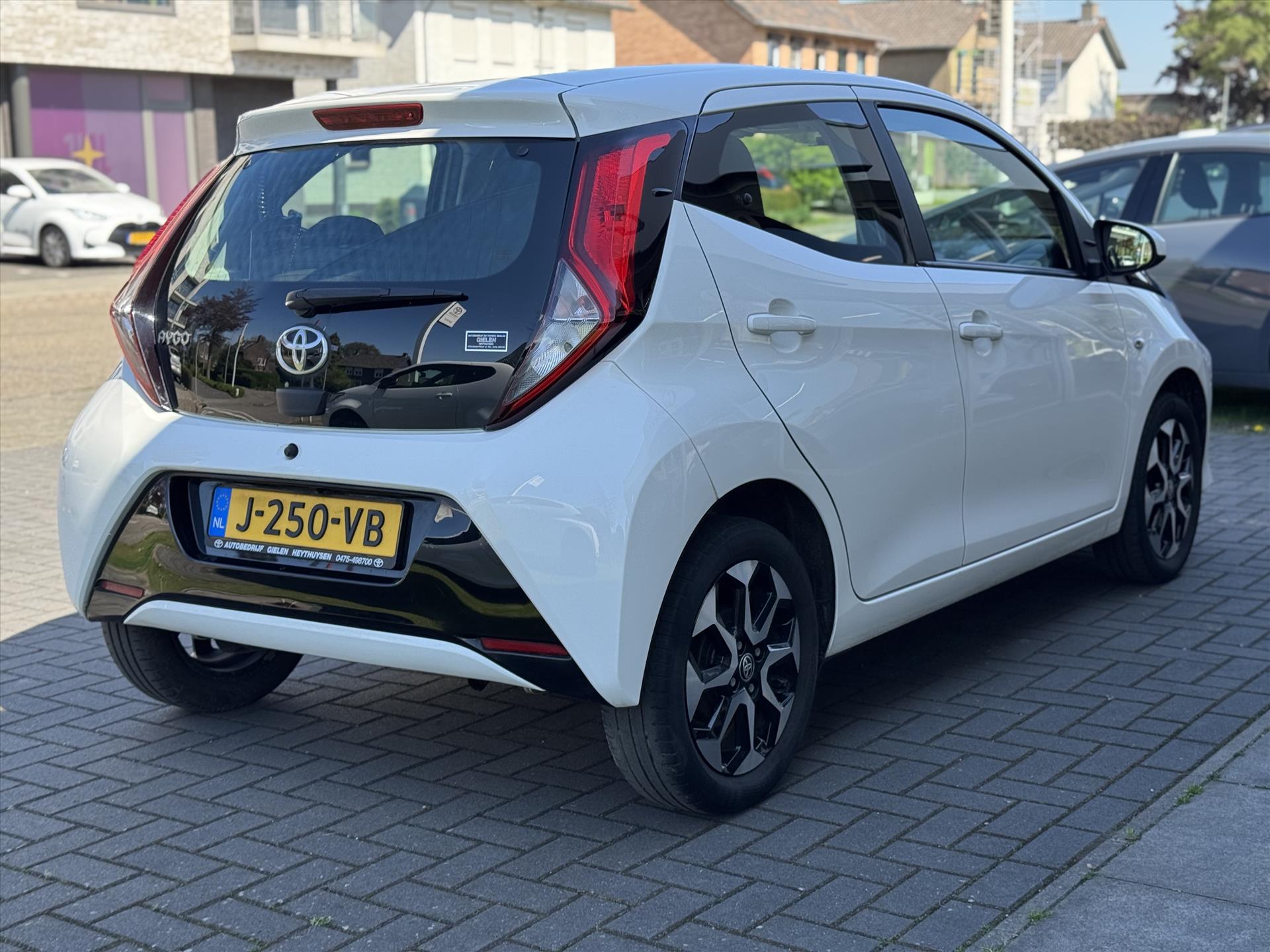Toyota Aygo 1.0 VVT-i X-Joy | Apple CarPlay/Android Auto, Lichtmetalen velgen, Parkeercamera, Stuurbediening, In hoogte verstelbare stoel 40216921-4.jpg | Autobedrijf Gielen
