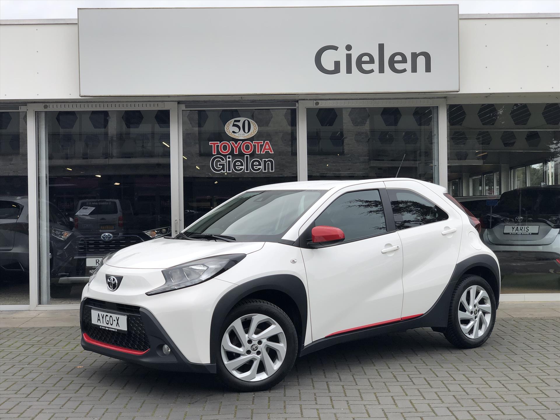 Toyota Aygo X 1.0 VVT-i First | Apple CarPlay/Android Auto, Lichtmetalen velgen, Licht + Regensensor, Parkeersensoren, Stuurbediening 40782358-0.jpg | Autobedrijf Gielen
