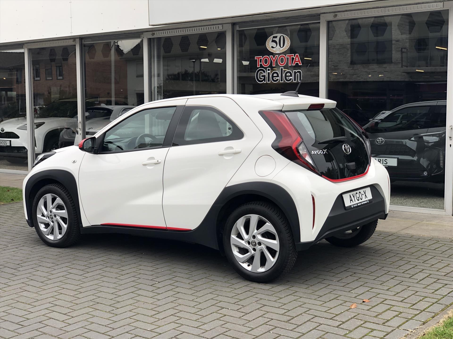 Toyota Aygo X 1.0 VVT-i First | Apple CarPlay/Android Auto, Lichtmetalen velgen, Licht + Regensensor, Parkeersensoren, Stuurbediening 40782358-2.jpg | Autobedrijf Gielen