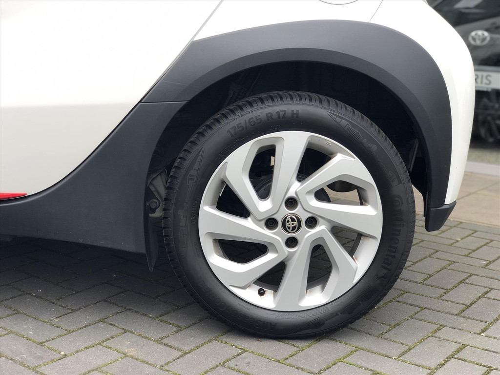 Toyota Aygo X 1.0 VVT-i First | Apple CarPlay/Android Auto, Lichtmetalen velgen, Licht + Regensensor, Parkeersensoren, Stuurbediening 40782358-2.jpg | Autobedrijf Gielen