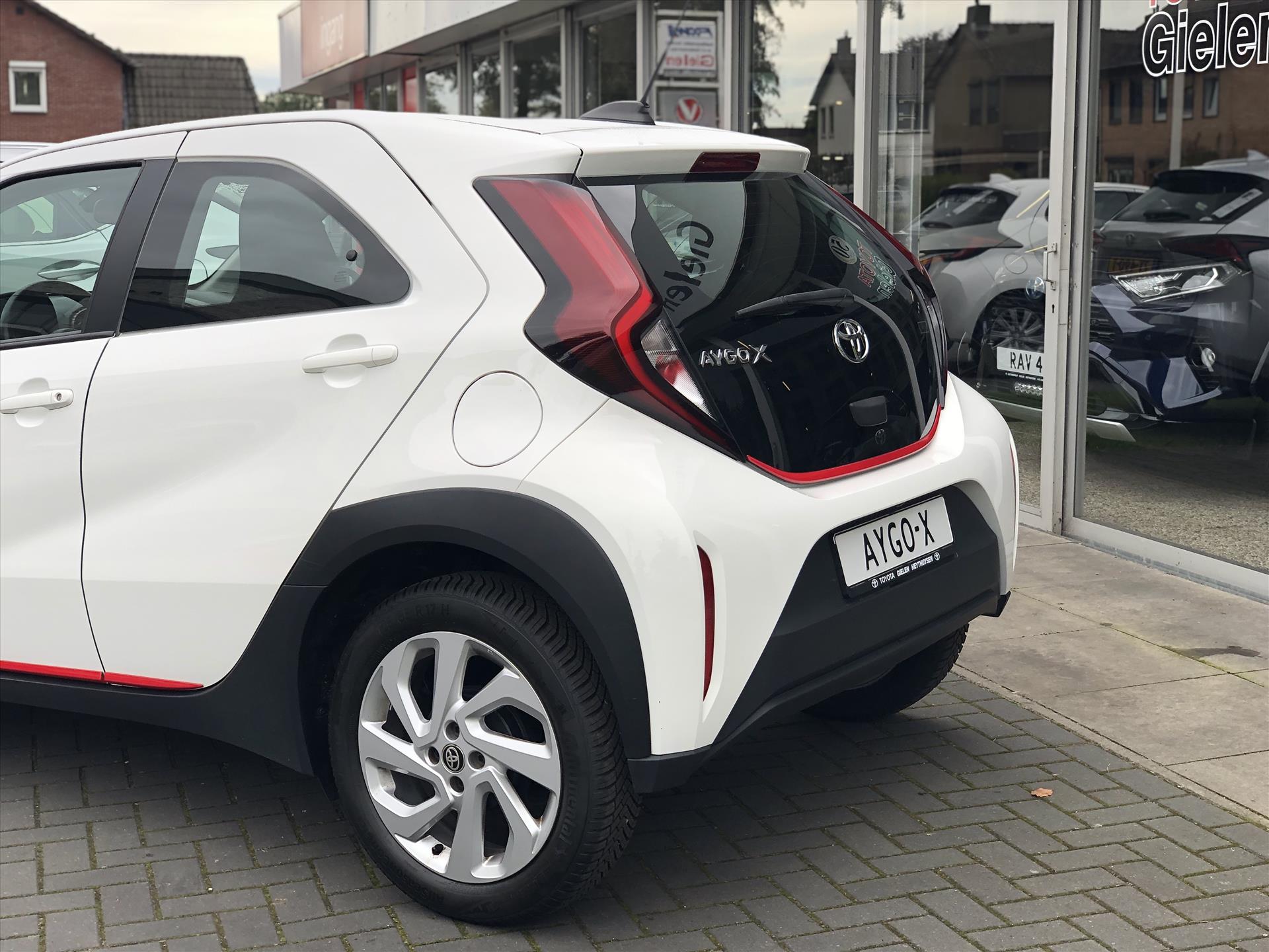 Toyota Aygo X 1.0 VVT-i First | Apple CarPlay/Android Auto, Lichtmetalen velgen, Licht + Regensensor, Parkeersensoren, Stuurbediening 40782358-4.jpg | Autobedrijf Gielen