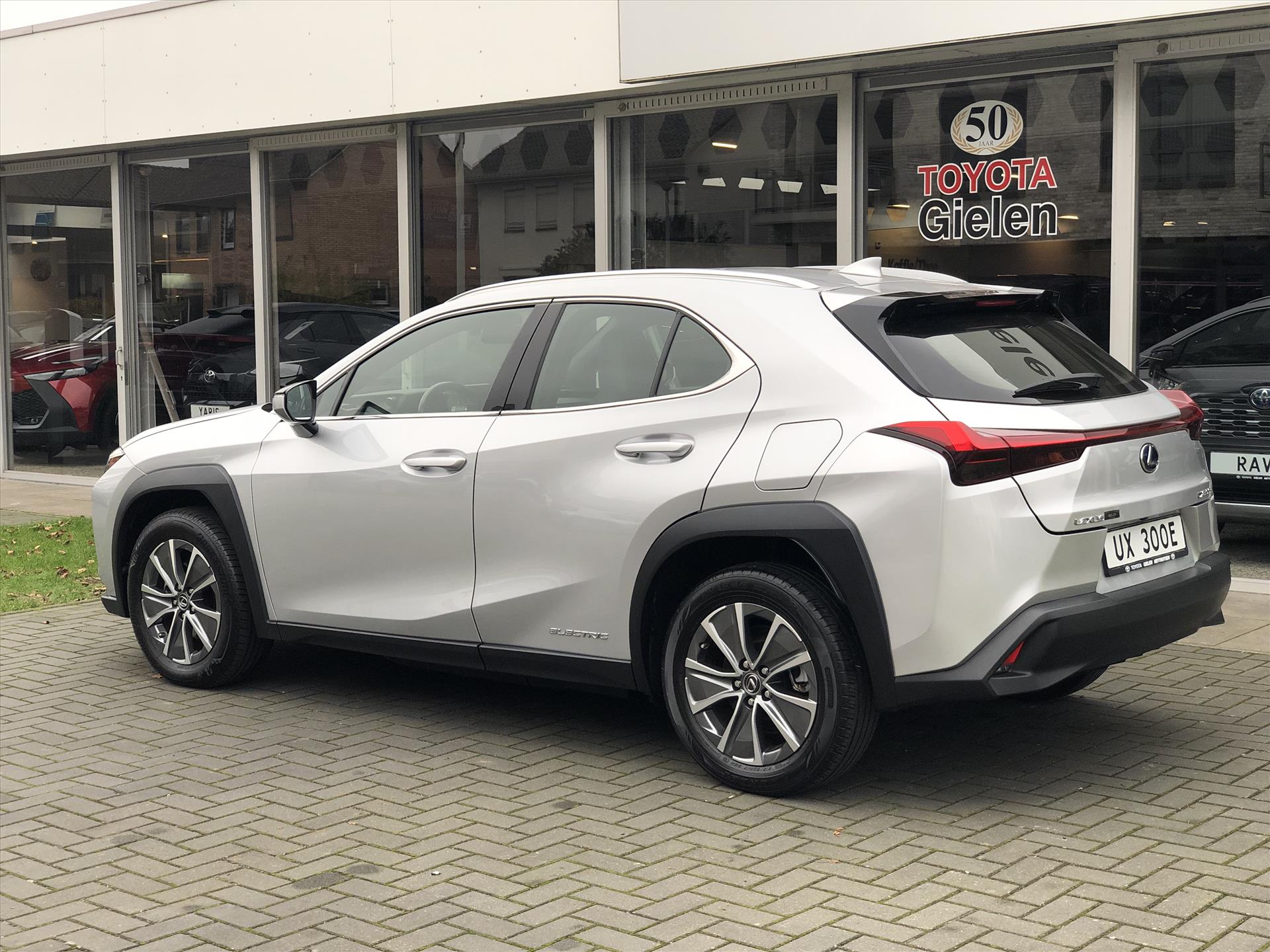 Lexus UX 300e 204pk Business | LED, 17 inch, Apple CarPlay/Android Auto, Parkeercamera, Elektrisch bedienbare stoel, BTW Auto 41258650-3.jpg | Autobedrijf Gielen