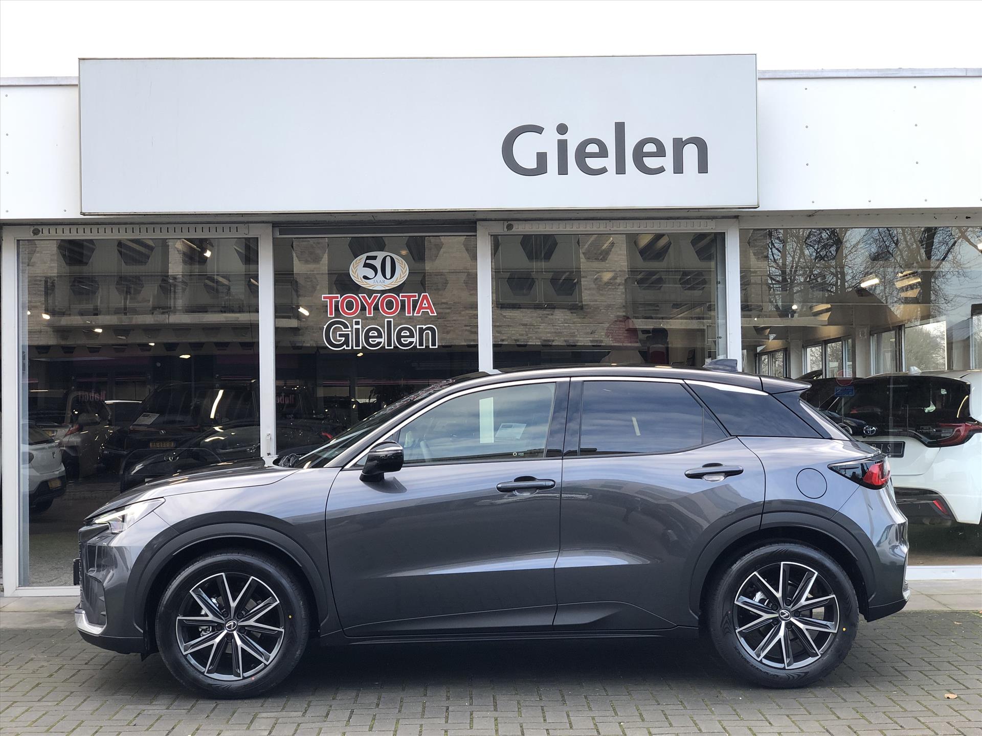 Lexus LBX 1.5 Hybrid Emotion Tech Pack Bi Tone | Leer, Elektrische achterklep, Stoel + Stuurverwarming, Parkeersensoren, Dodehoekherkennin 41797144-2.jpg | Autobedrijf Gielen