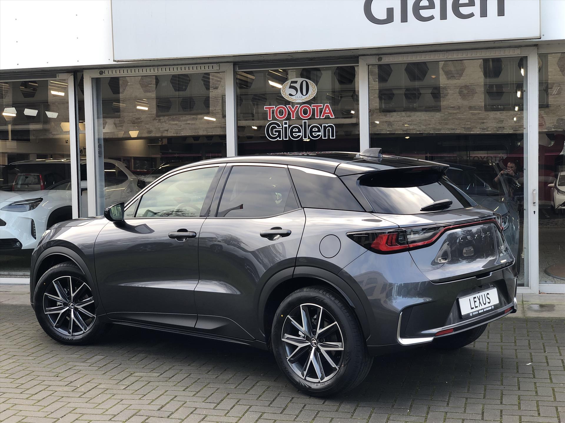 Lexus LBX 1.5 Hybrid Emotion Tech Pack Bi Tone | Leer, Elektrische achterklep, Stoel + Stuurverwarming, Parkeersensoren, Dodehoekherkennin 41797144-4.jpg | Autobedrijf Gielen