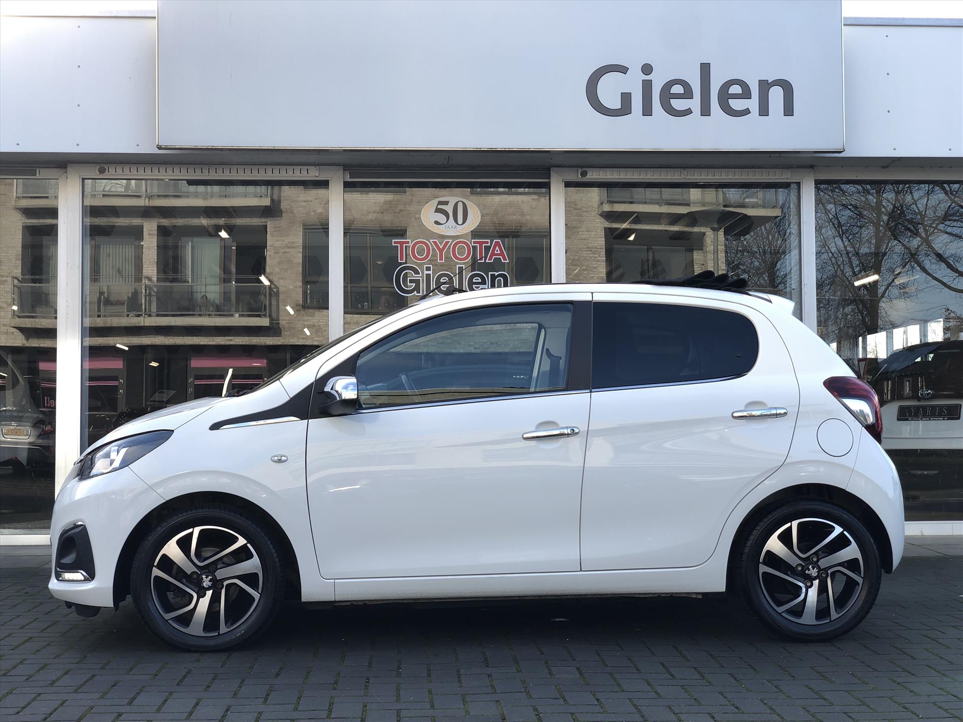 Peugeot 108 1.0 e-VTi Allure TOP! Cabrio | Open dak, Lichtmetalen velgen, Privacy Glass, Airco, Stuurbediening, In hoogte verstelbare stoel 41892251-4.jpg | Autobedrijf Gielen