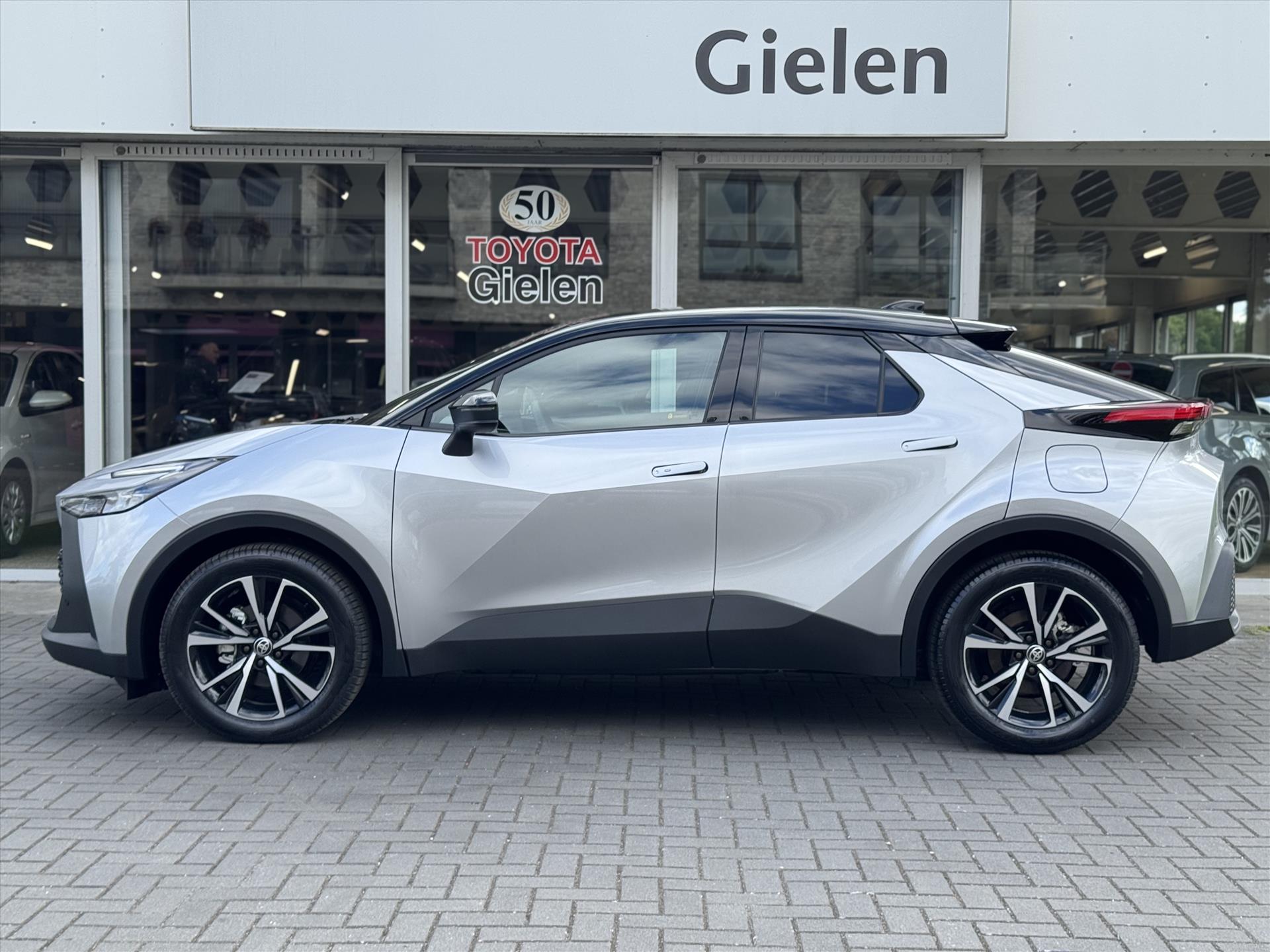 Toyota C-HR 2.0 High Power Hybrid First Edition | Groot scherm, Dodehoekherkenning, Stoel + Stuurverwarming, Parkeersensoren, Keyless 42426328-2.jpg | Autobedrijf Gielen