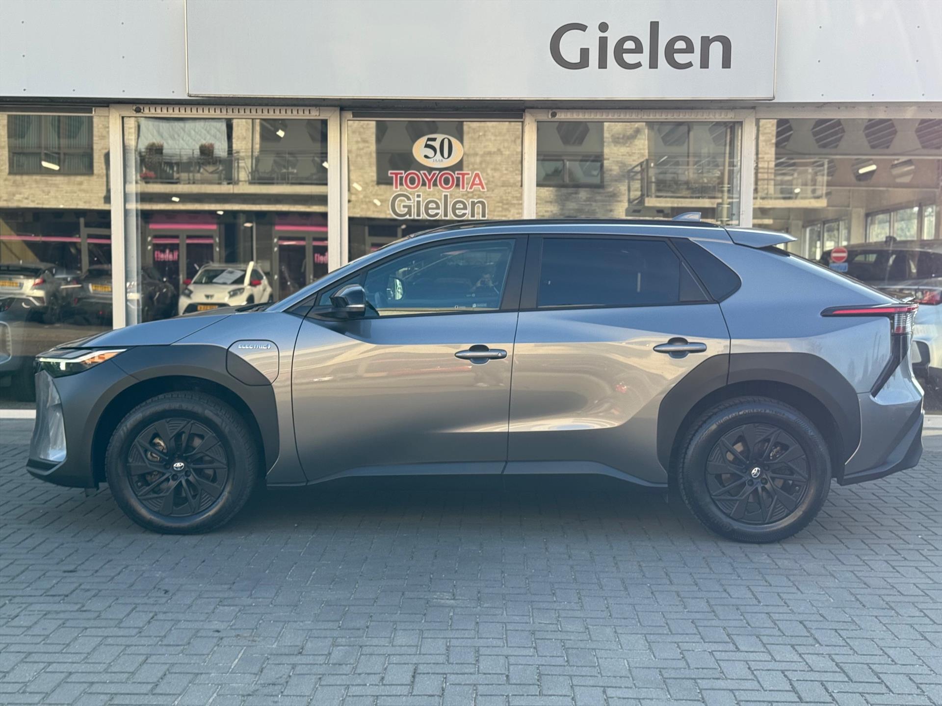 Toyota Bz4x 71,4 kWh 204pk Dynamic | Groot scherm, 360 Camera, Parkeersensoren, Elektrische achterklep, LED, Stoel + Stuurverwarming 42461226-2.jpg | Autobedrijf Gielen