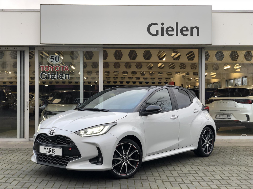 Toyota Yaris 1.5 Hybrid GR Sport | JBL, Dodehoekherkenning, Stoelverwarming, Smart connect, Dynamic Grey, Keyless, CarPlay, Half Leer 42532702-0.jpg | Autobedrijf Gielen