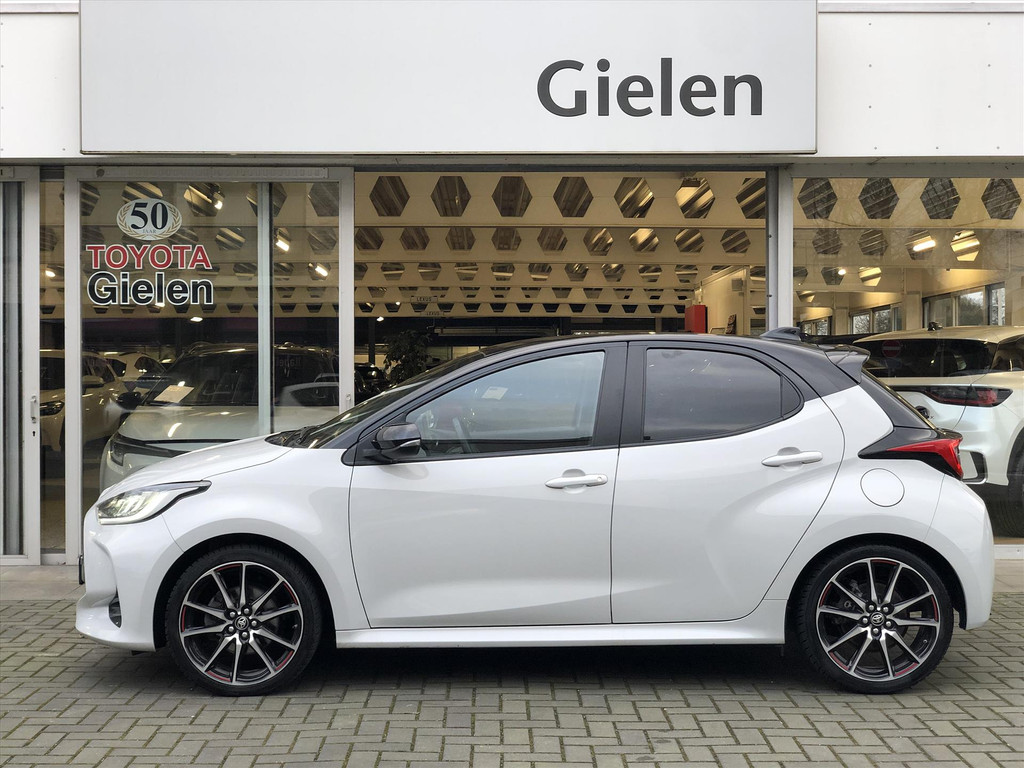 Toyota Yaris 1.5 Hybrid GR Sport | JBL, Dodehoekherkenning, Stoelverwarming, Smart connect, Dynamic Grey, Keyless, CarPlay, Half Leer 42532702-4.jpg | Autobedrijf Gielen