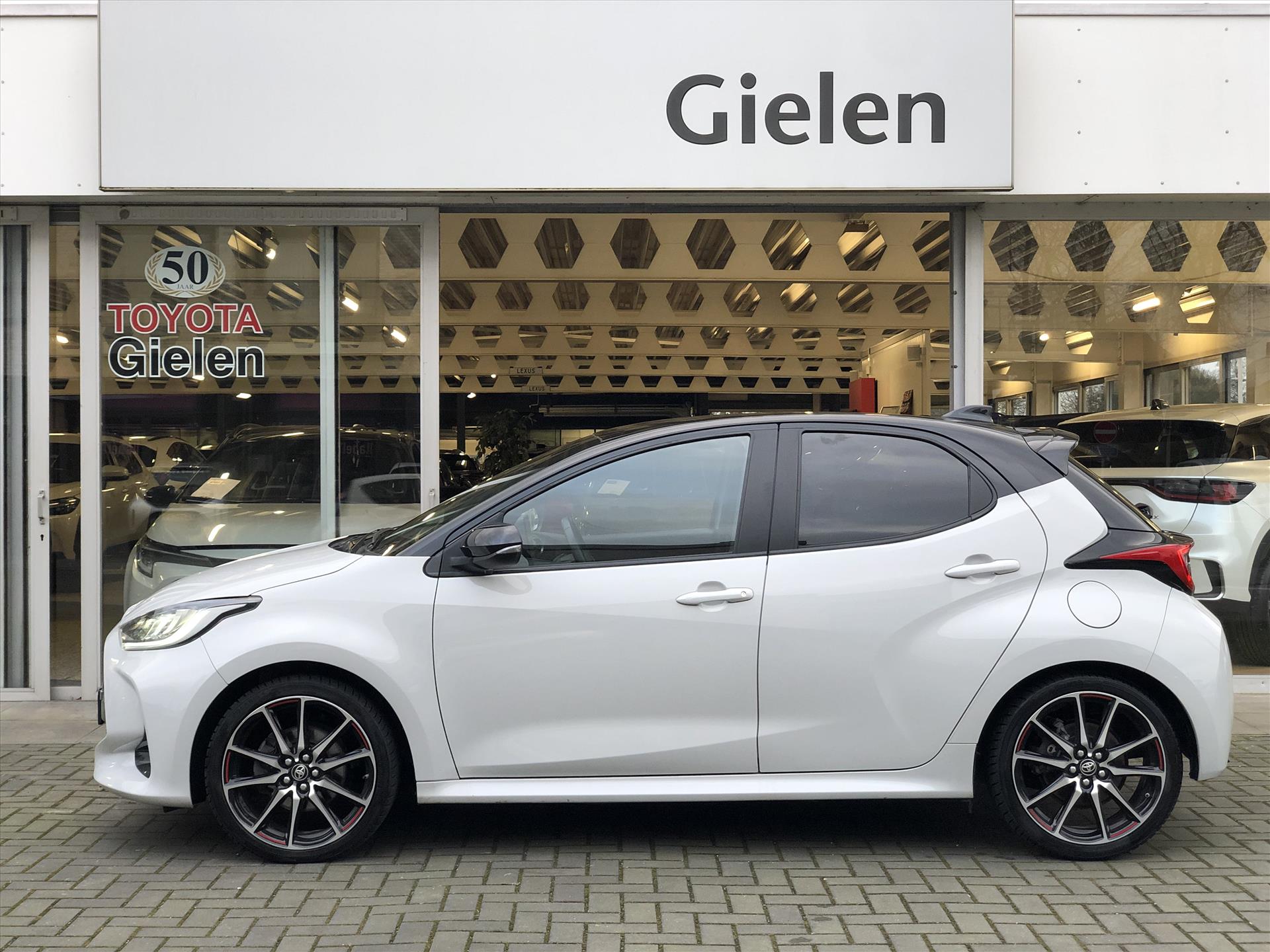 Toyota Yaris 1.5 Hybrid GR Sport | JBL, Dodehoekherkenning, Stoelverwarming, Smart connect, Dynamic Grey, Keyless, CarPlay, Half Leer 42532702-4.jpg | Autobedrijf Gielen