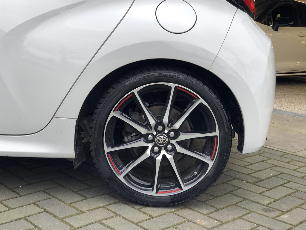 Toyota Yaris 1.5 Hybrid GR Sport | JBL, Dodehoekherkenning, Stoelverwarming, Smart connect, Dynamic Grey, Keyless, CarPlay, Half Leer 42532702-4.jpg | Autobedrijf Gielen
