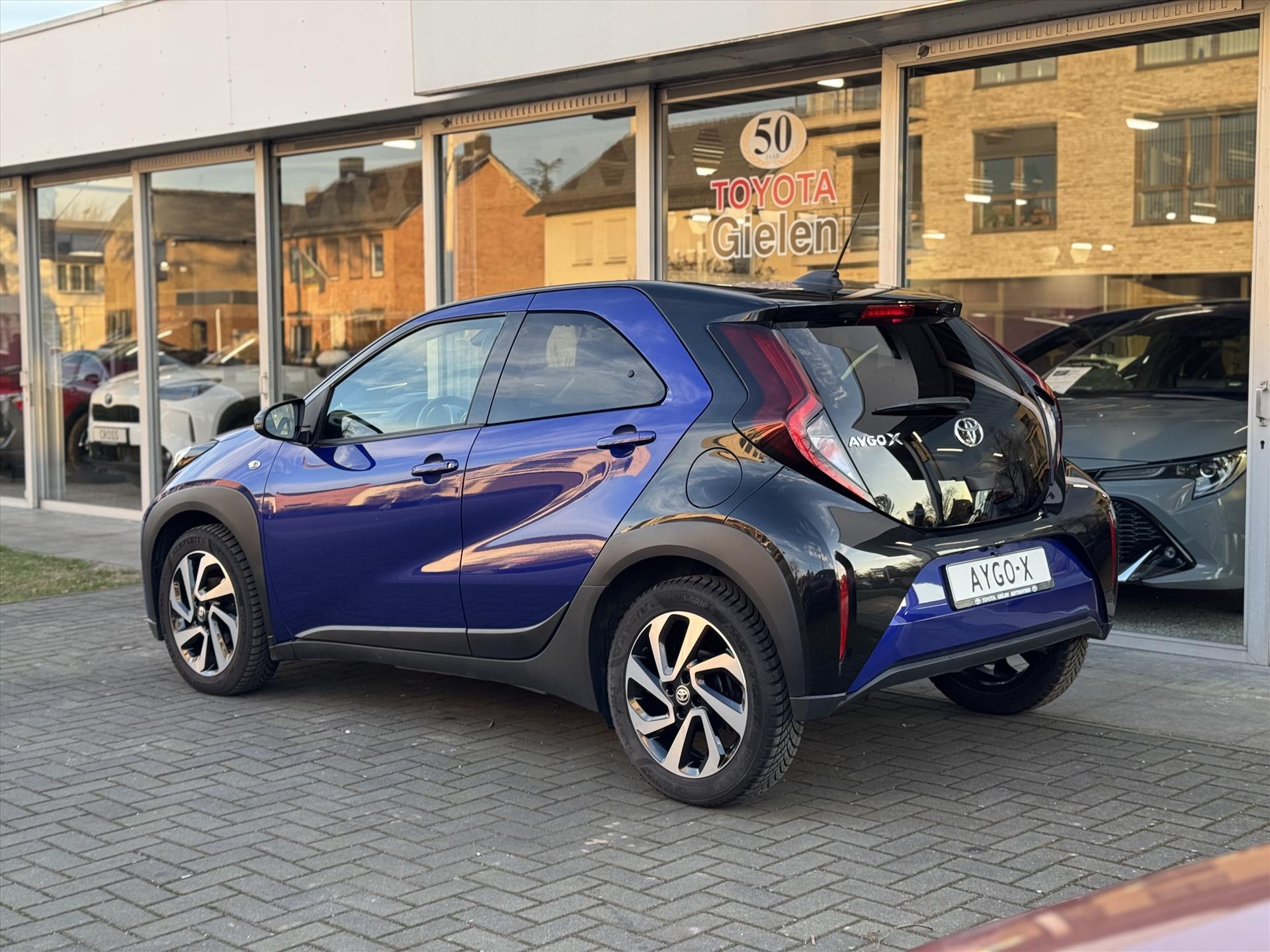 Toyota Aygo X 1.0 VVT-i Pulse | Bi-tone, Privacy glass, 17 inch, Apple carplay/Android auto, Stoelverwarming, Parkeercamera 42707833-4.jpg | Autobedrijf Gielen