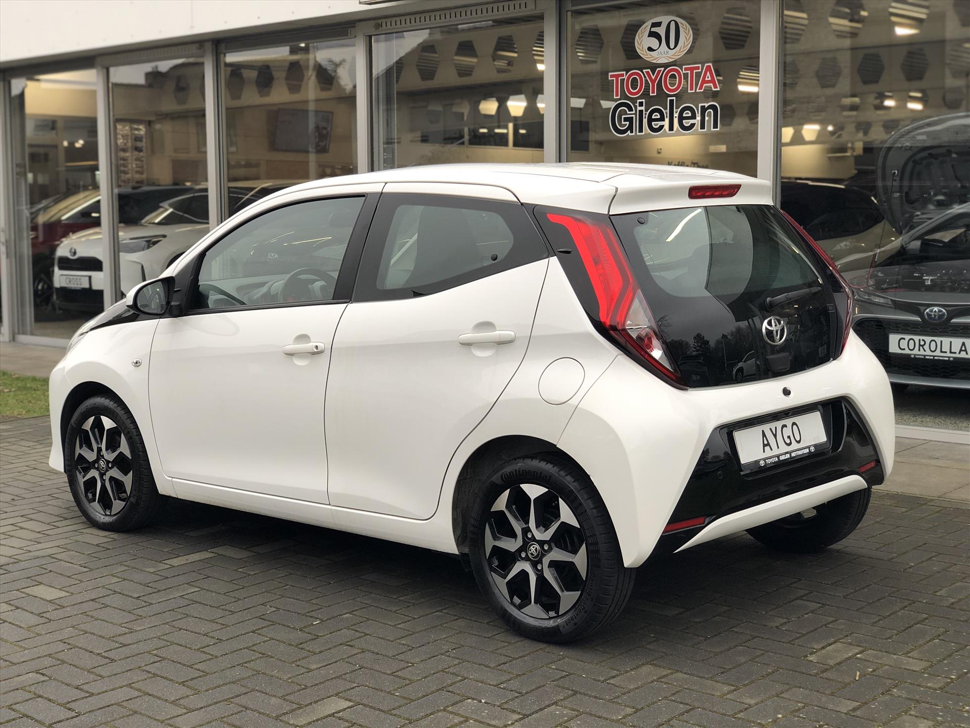 Toyota Aygo 1.0 VVT-i 72pk 5D x-joy | Apple CarPlay/Android Auto, Lichtmetalen velgen, Parkeersensoren, Safety Sense, Camera 42921484-2.jpg | Autobedrijf Gielen