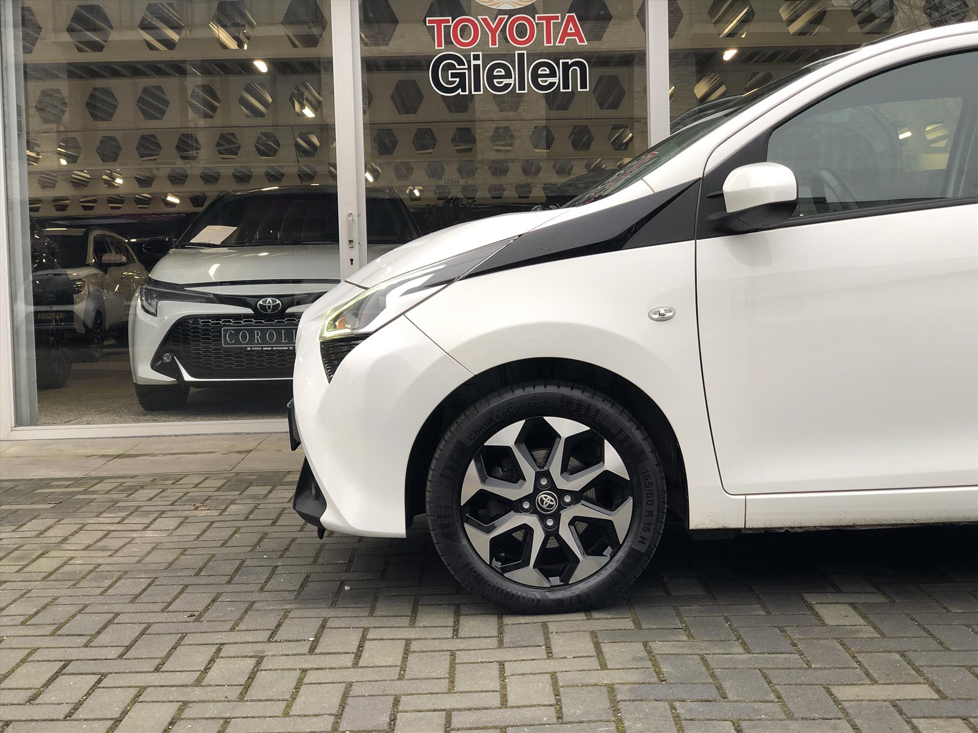 Toyota Aygo 1.0 VVT-i 72pk 5D x-joy | Apple CarPlay/Android Auto, Lichtmetalen velgen, Parkeersensoren, Safety Sense, Camera 42921484-3.jpg | Autobedrijf Gielen