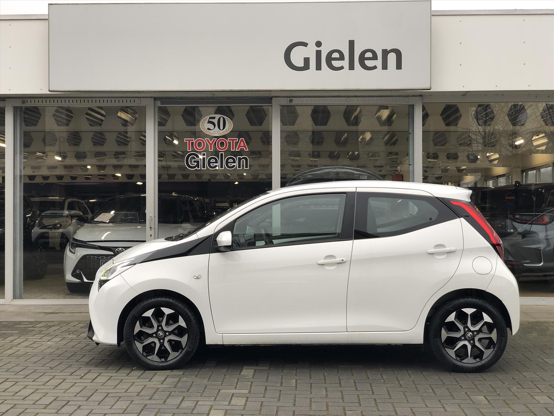 Toyota Aygo 1.0 VVT-i 72pk 5D x-joy | Apple CarPlay/Android Auto, Lichtmetalen velgen, Parkeersensoren, Safety Sense, Camera 42921484-4.jpg | Autobedrijf Gielen