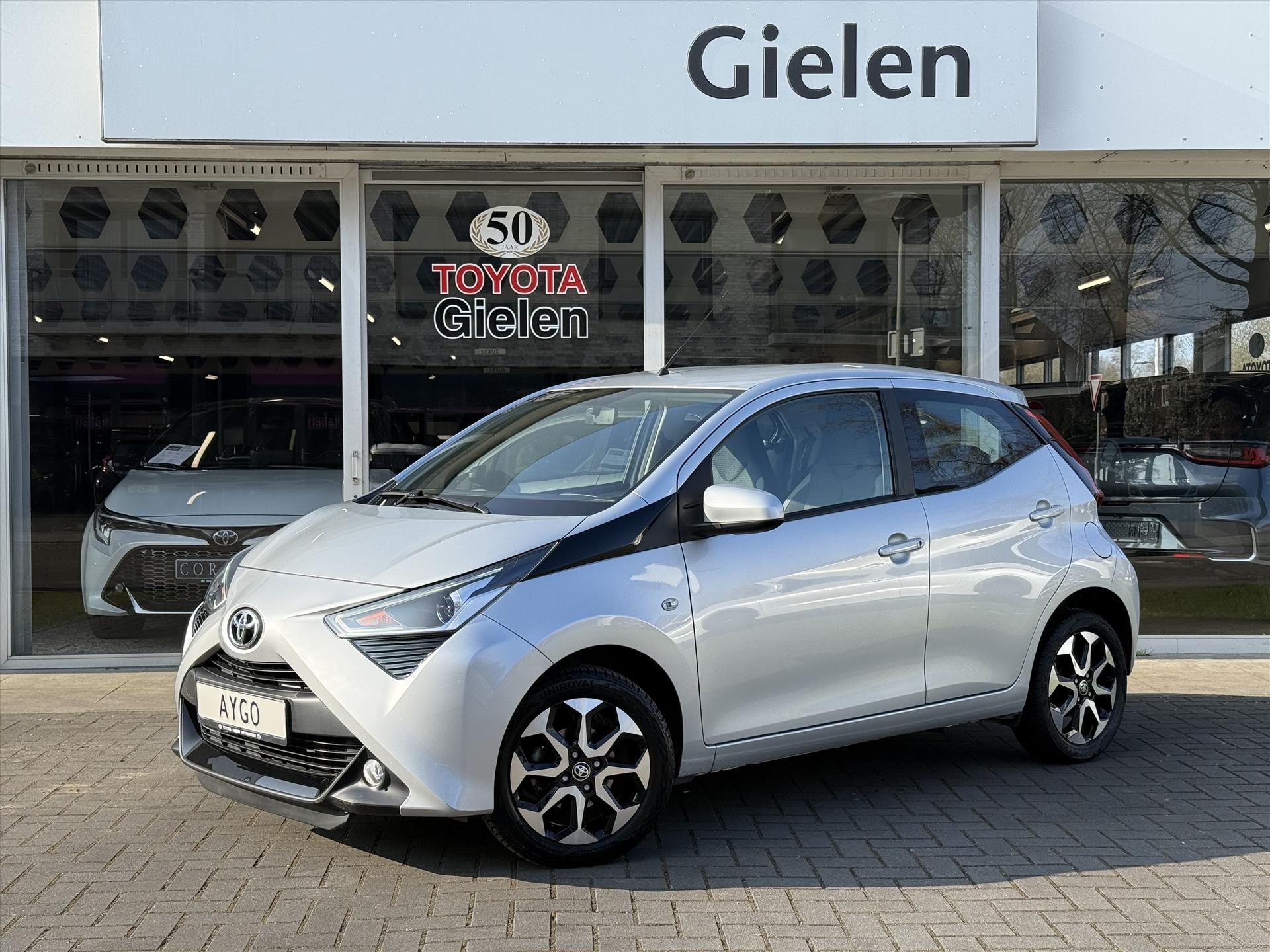 Toyota Aygo 1.0 X-Joy | Apple CarPlay/Android Auto, Lichtmetalen velgen, Parkeercamera, Stuurbediening, In hoogte verstelbare stoel 43684258-0.jpg | Autobedrijf Gielen