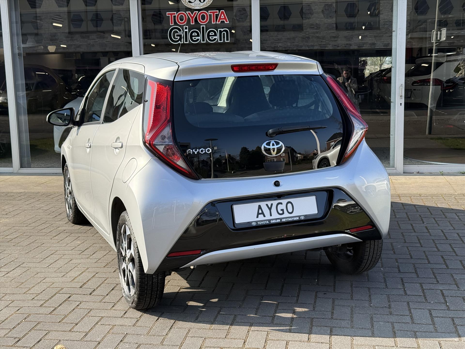 Toyota Aygo 1.0 X-Joy | Apple CarPlay/Android Auto, Lichtmetalen velgen, Parkeercamera, Stuurbediening, In hoogte verstelbare stoel 43684258-10.jpg | Autobedrijf Gielen