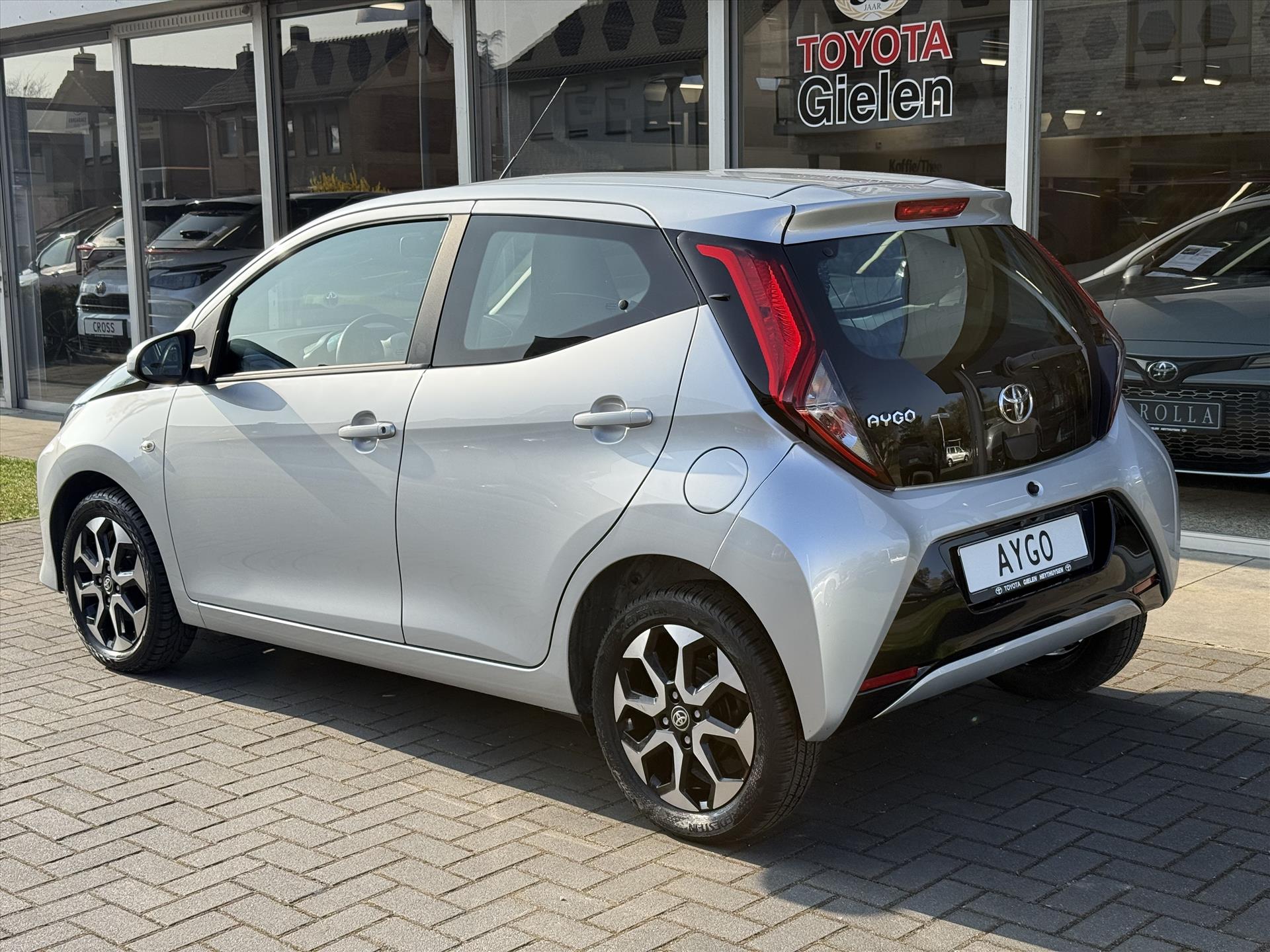 Toyota Aygo 1.0 X-Joy | Apple CarPlay/Android Auto, Lichtmetalen velgen, Parkeercamera, Stuurbediening, In hoogte verstelbare stoel 43684258-2.jpg | Autobedrijf Gielen