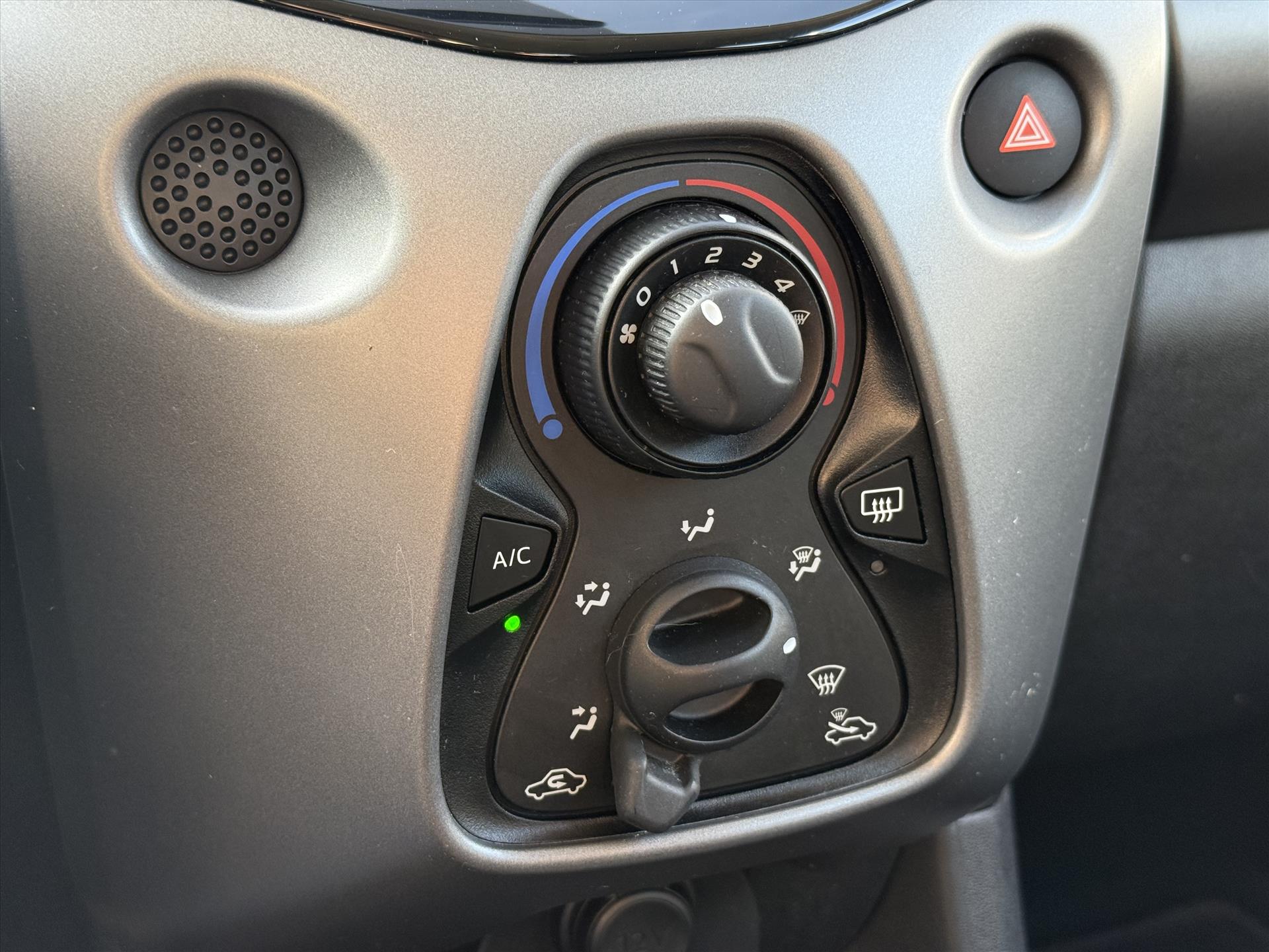 Toyota Aygo 1.0 X-Joy | Apple CarPlay/Android Auto, Lichtmetalen velgen, Parkeercamera, Stuurbediening, In hoogte verstelbare stoel 43684258-22.jpg | Autobedrijf Gielen