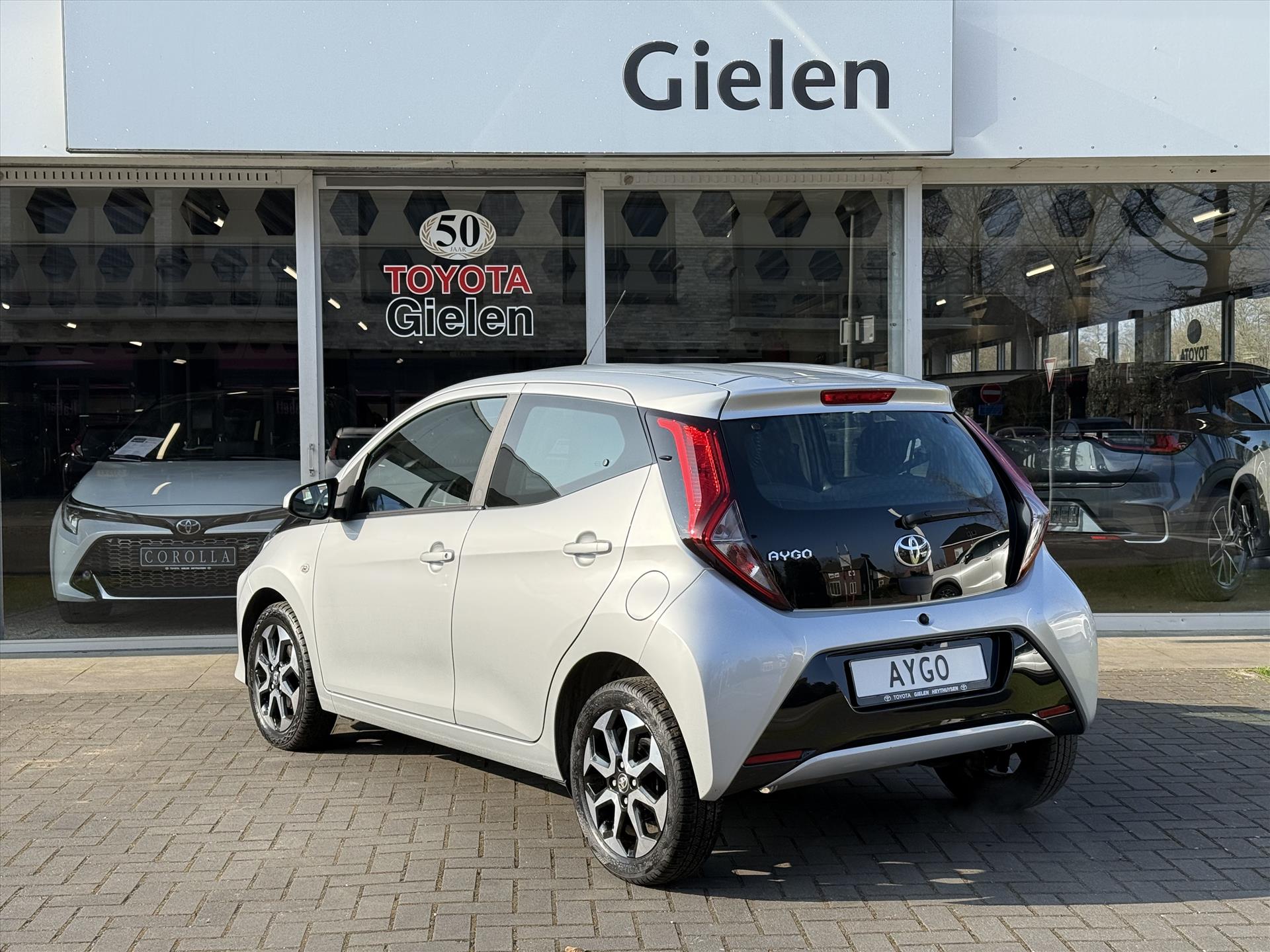 Toyota Aygo 1.0 X-Joy | Apple CarPlay/Android Auto, Lichtmetalen velgen, Parkeercamera, Stuurbediening, In hoogte verstelbare stoel 43684258-24.jpg | Autobedrijf Gielen