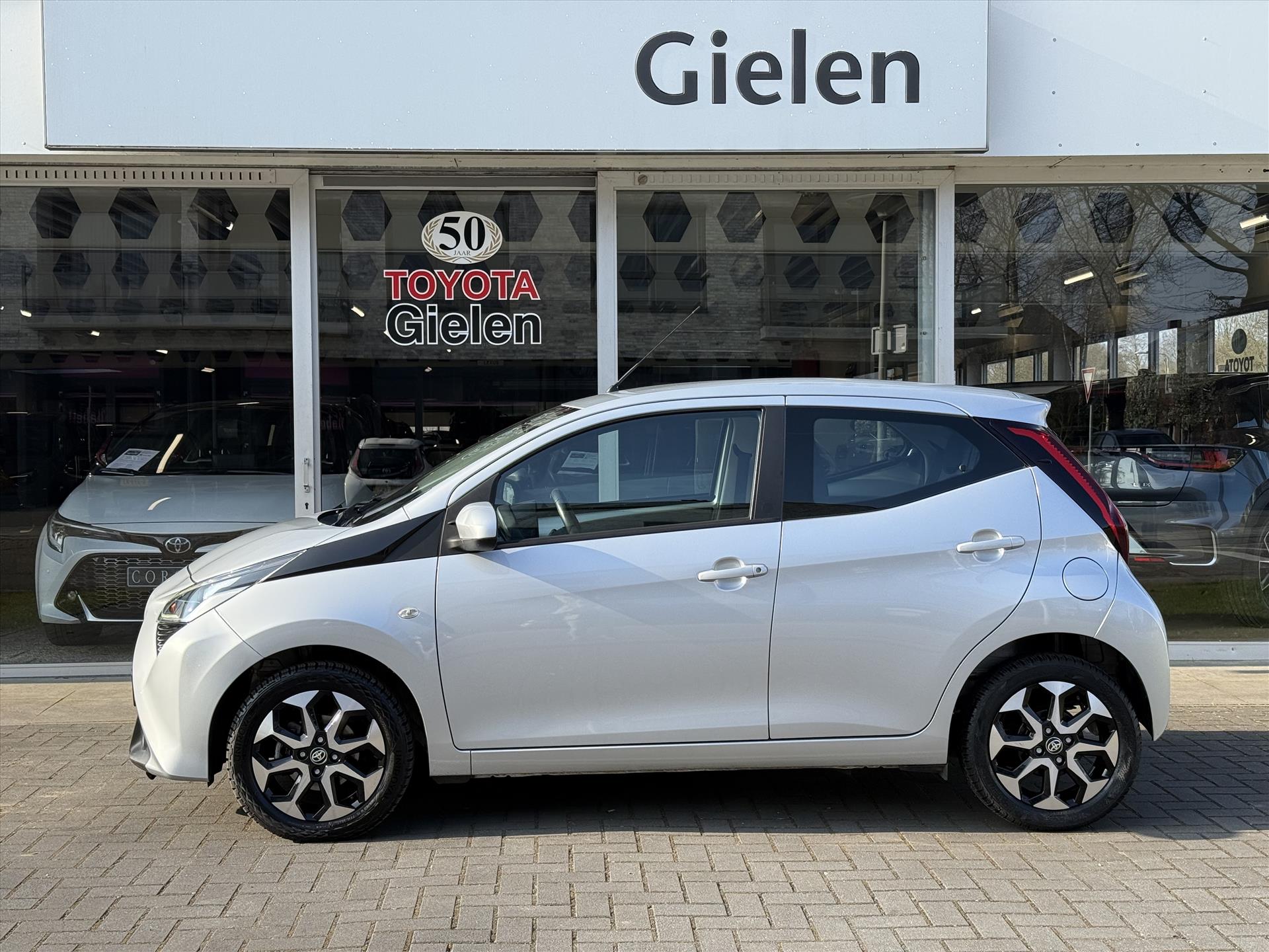 Toyota Aygo 1.0 X-Joy | Apple CarPlay/Android Auto, Lichtmetalen velgen, Parkeercamera, Stuurbediening, In hoogte verstelbare stoel 43684258-3.jpg | Autobedrijf Gielen