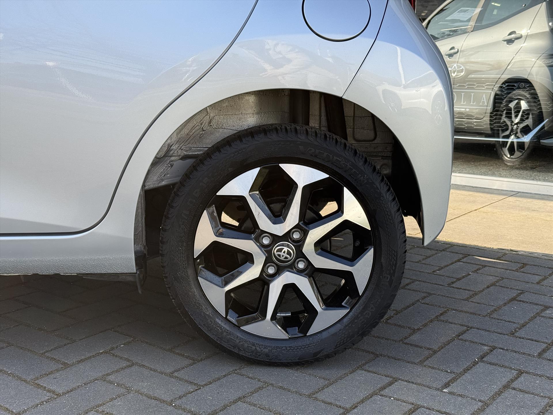 Toyota Aygo 1.0 X-Joy | Apple CarPlay/Android Auto, Lichtmetalen velgen, Parkeercamera, Stuurbediening, In hoogte verstelbare stoel 43684258-4.jpg | Autobedrijf Gielen