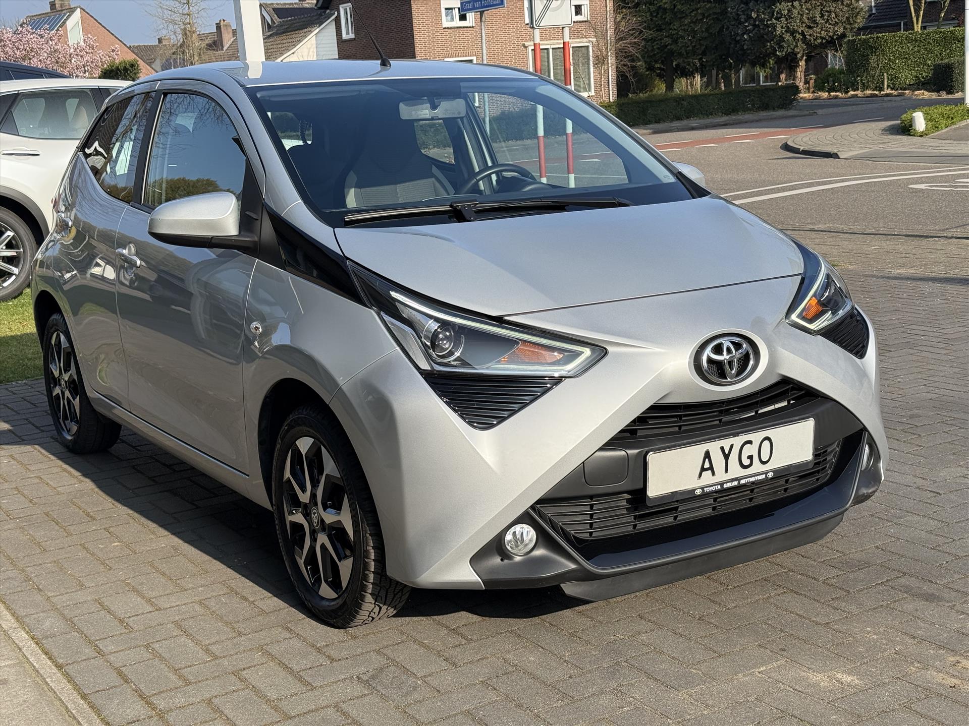 Toyota Aygo 1.0 X-Joy | Apple CarPlay/Android Auto, Lichtmetalen velgen, Parkeercamera, Stuurbediening, In hoogte verstelbare stoel 43684258-5.jpg | Autobedrijf Gielen
