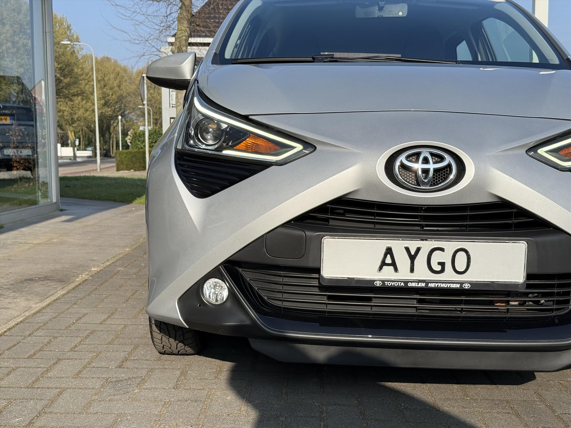 Toyota Aygo 1.0 X-Joy | Apple CarPlay/Android Auto, Lichtmetalen velgen, Parkeercamera, Stuurbediening, In hoogte verstelbare stoel 43684258-7.jpg | Autobedrijf Gielen
