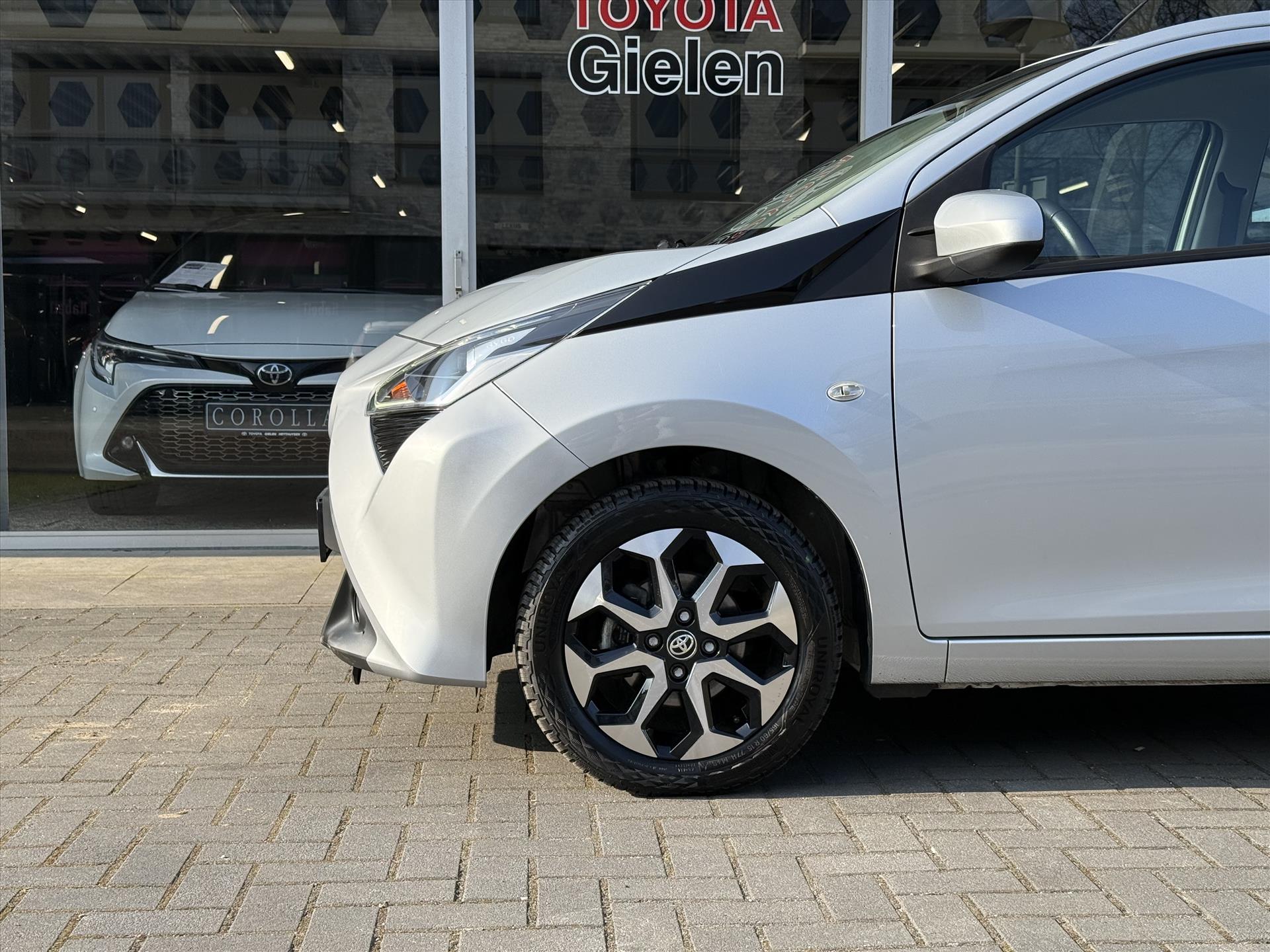 Toyota Aygo 1.0 X-Joy | Apple CarPlay/Android Auto, Lichtmetalen velgen, Parkeercamera, Stuurbediening, In hoogte verstelbare stoel 43684258-9.jpg | Autobedrijf Gielen