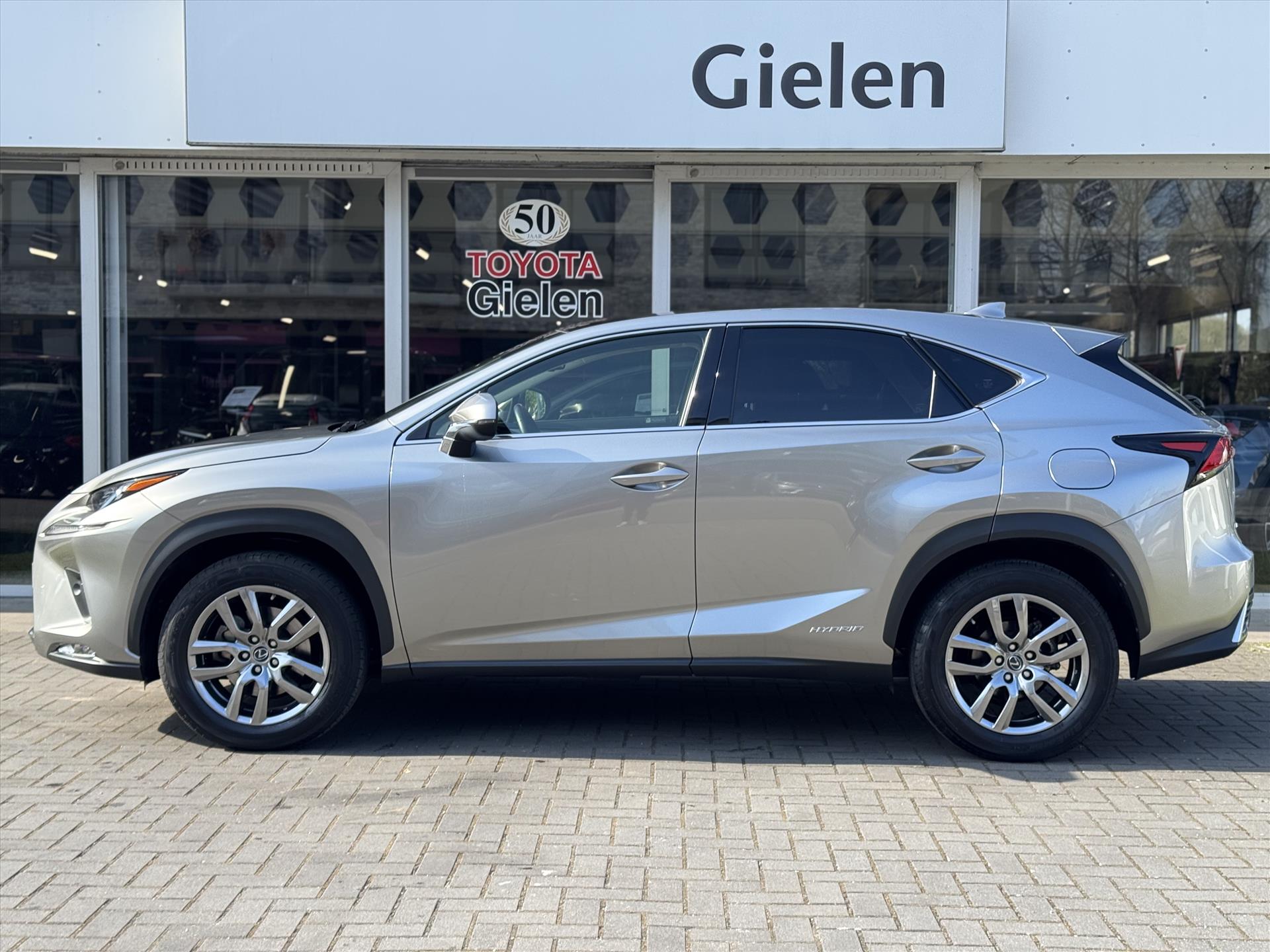 Lexus NX 300h AWD Luxury Line | Panoramadak, Premium Navigatie, Parkeersensoren, Leer, Stoelverwarming, Apple CarPlay/Android Auto 43744635-1.jpg | Autobedrijf Gielen