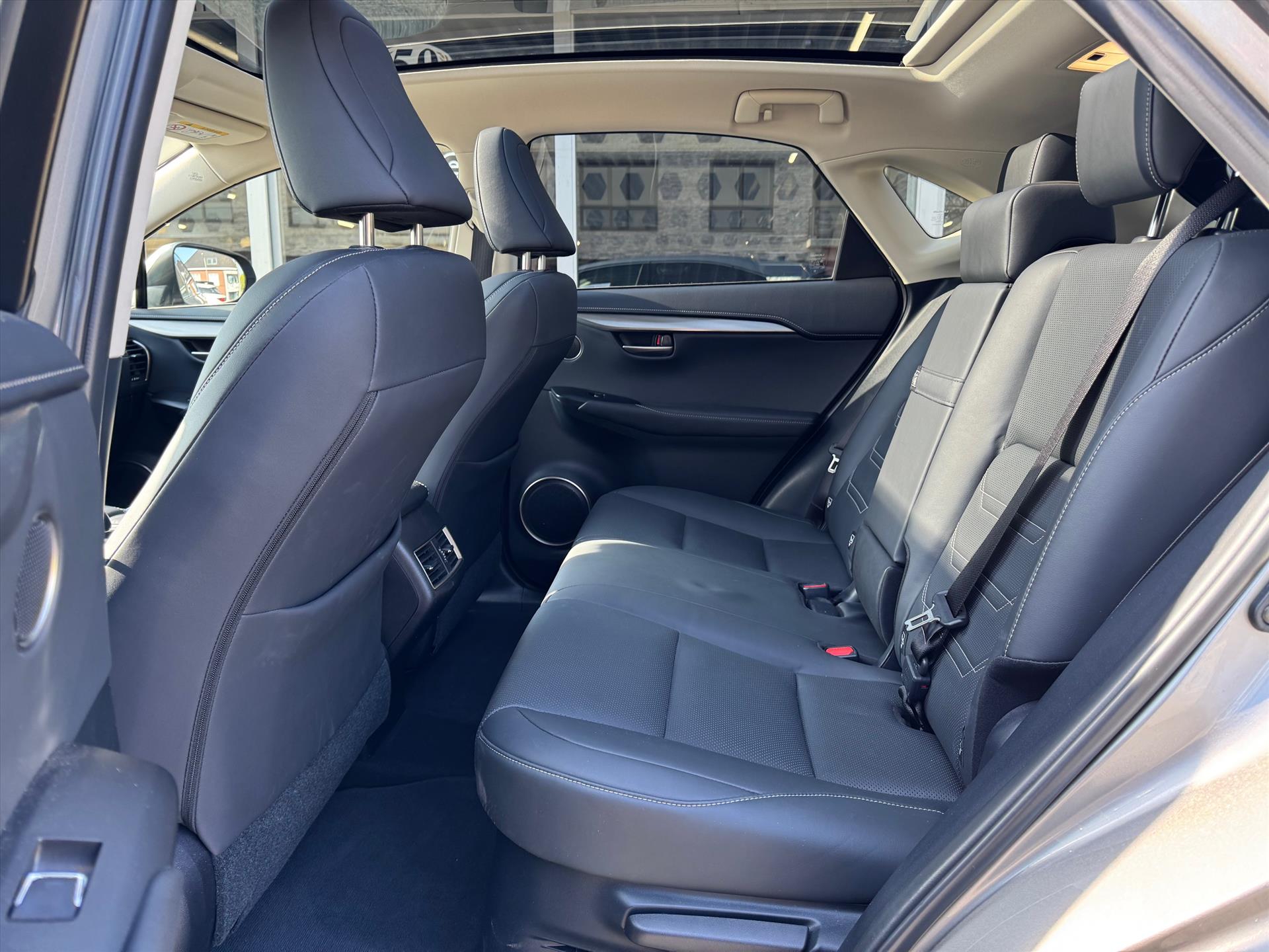 Lexus NX 300h AWD Luxury Line | Panoramadak, Premium Navigatie, Parkeersensoren, Leer, Stoelverwarming, Apple CarPlay/Android Auto 43744635-17.jpg | Autobedrijf Gielen