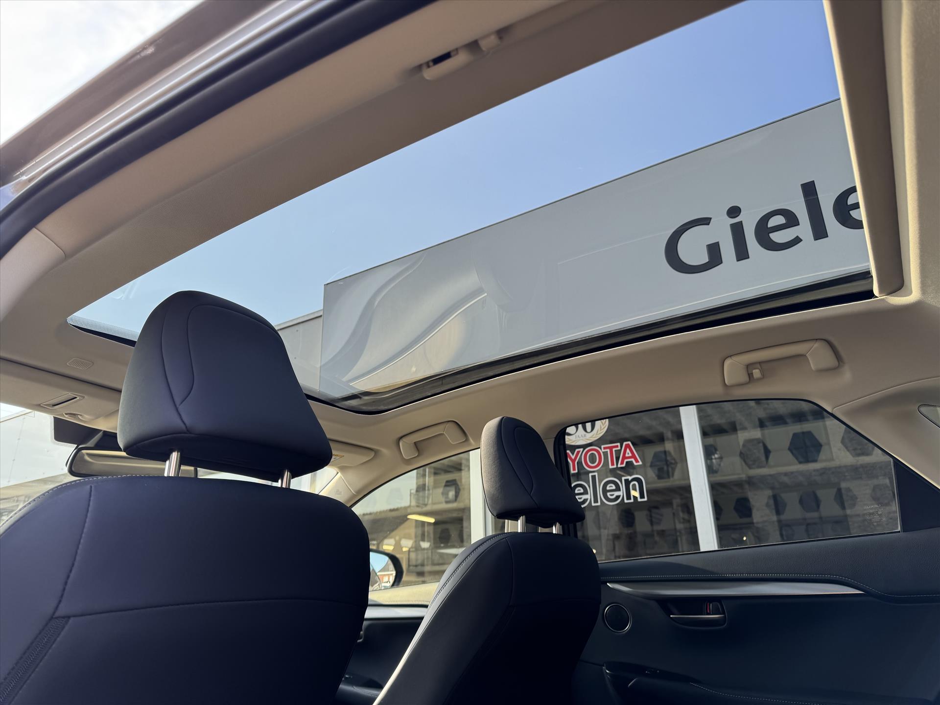 Lexus NX 300h AWD Luxury Line | Panoramadak, Premium Navigatie, Parkeersensoren, Leer, Stoelverwarming, Apple CarPlay/Android Auto 43744635-18.jpg | Autobedrijf Gielen