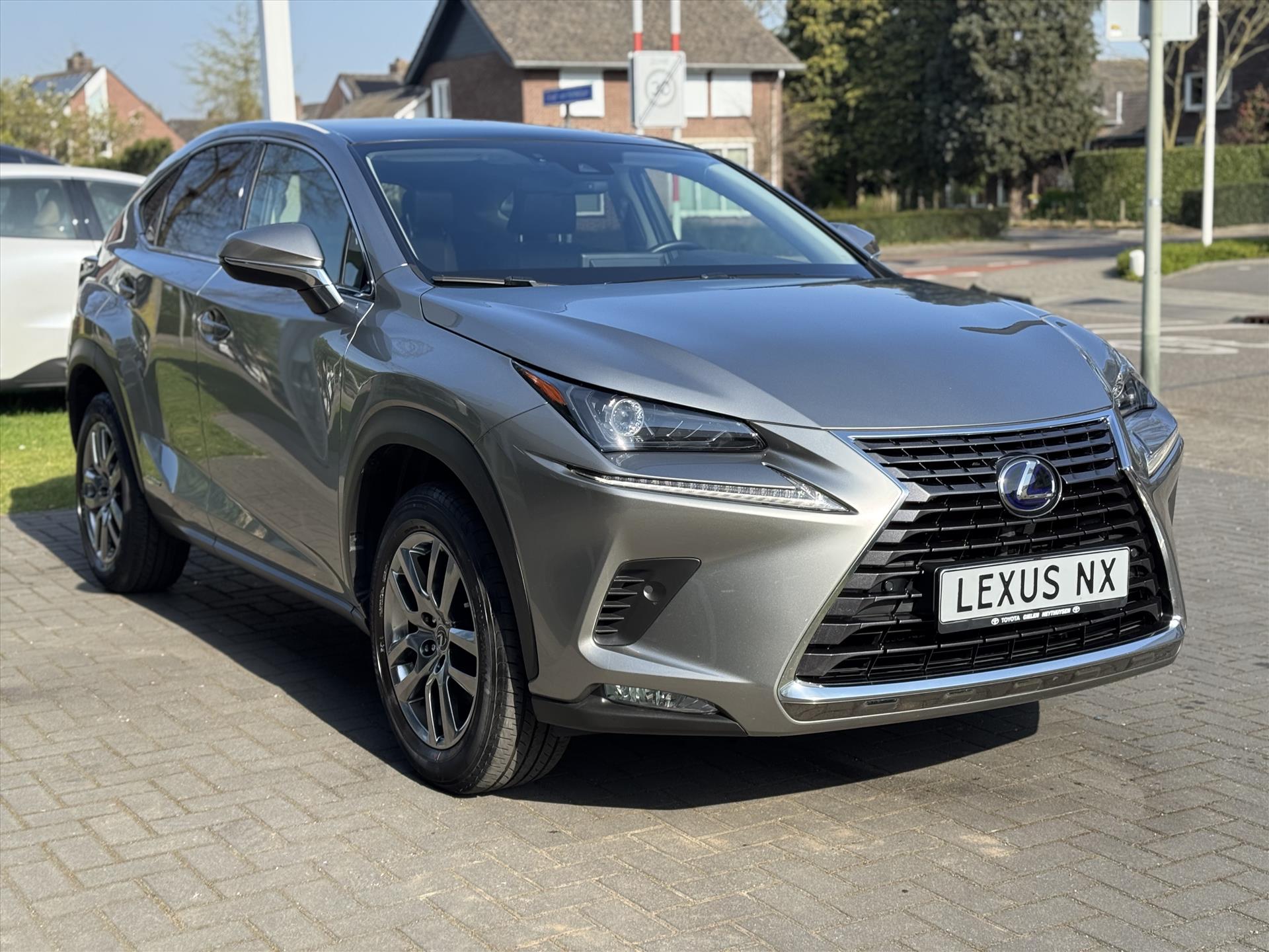 Lexus NX 300h AWD Luxury Line | Panoramadak, Premium Navigatie, Parkeersensoren, Leer, Stoelverwarming, Apple CarPlay/Android Auto 43744635-2.jpg | Autobedrijf Gielen