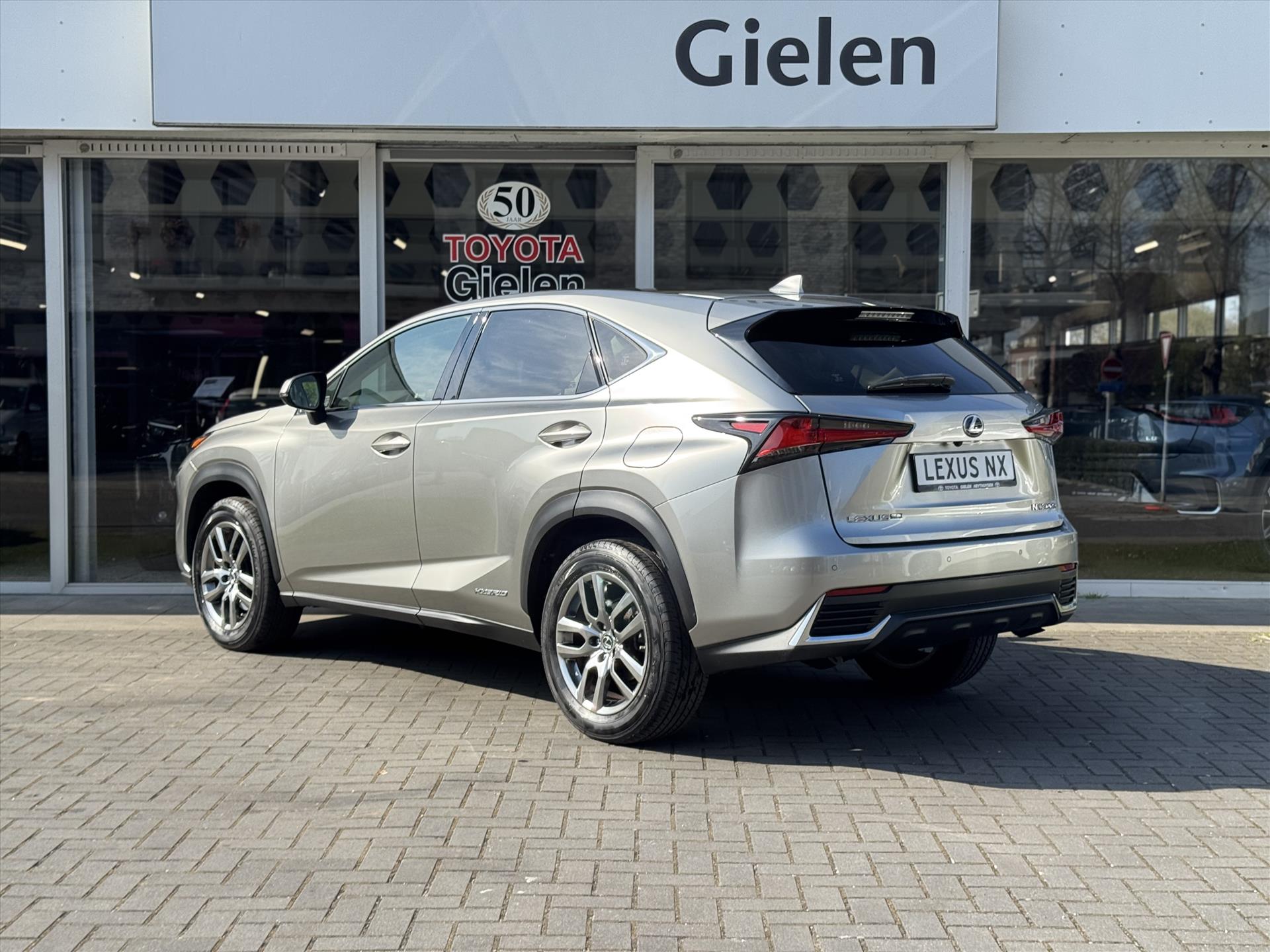 Lexus NX 300h AWD Luxury Line | Panoramadak, Premium Navigatie, Parkeersensoren, Leer, Stoelverwarming, Apple CarPlay/Android Auto 43744635-36.jpg | Autobedrijf Gielen