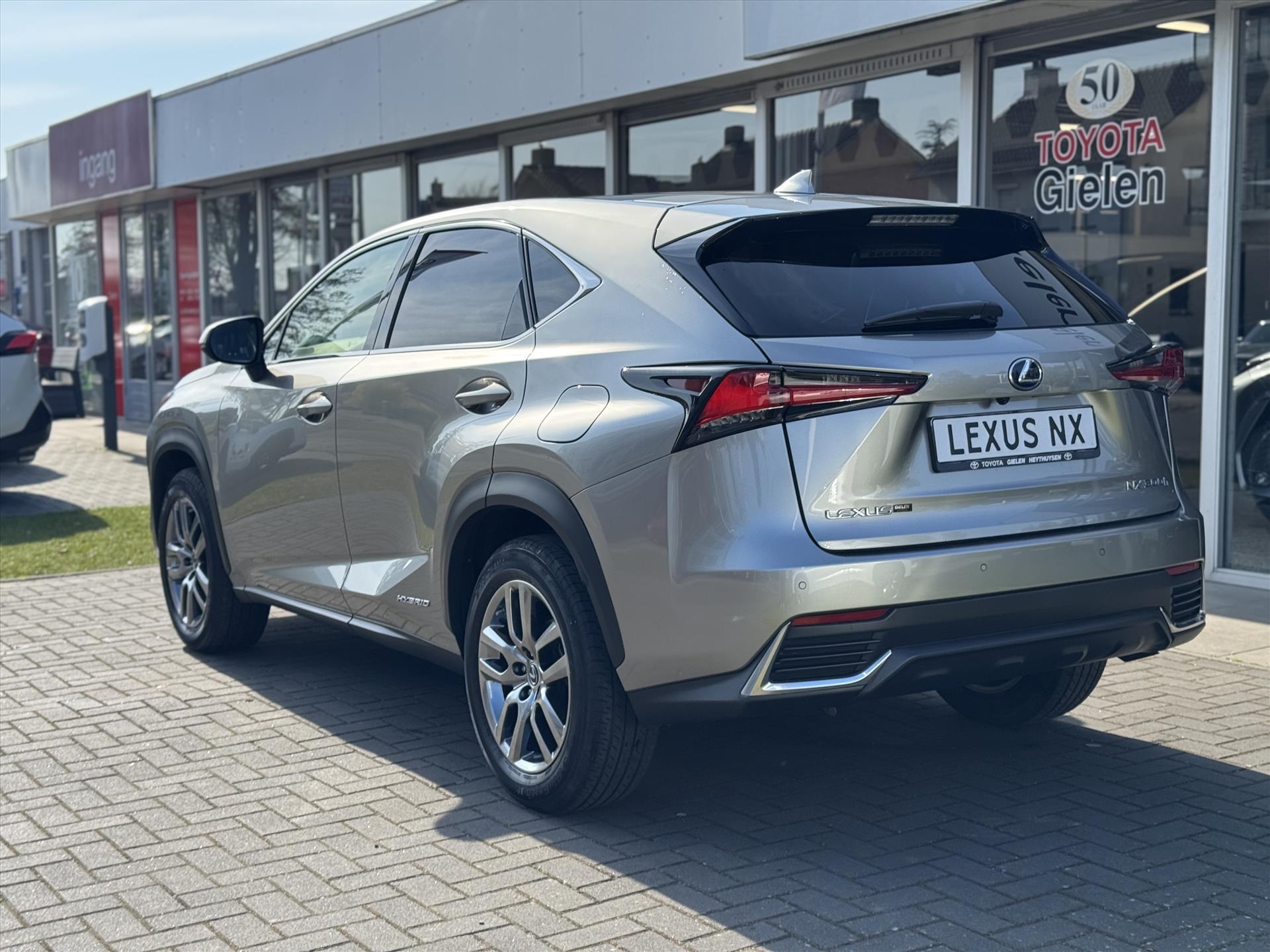 Lexus NX 300h AWD Luxury Line | Panoramadak, Premium Navigatie, Parkeersensoren, Leer, Stoelverwarming, Apple CarPlay/Android Auto 43744635-4.jpg | Autobedrijf Gielen