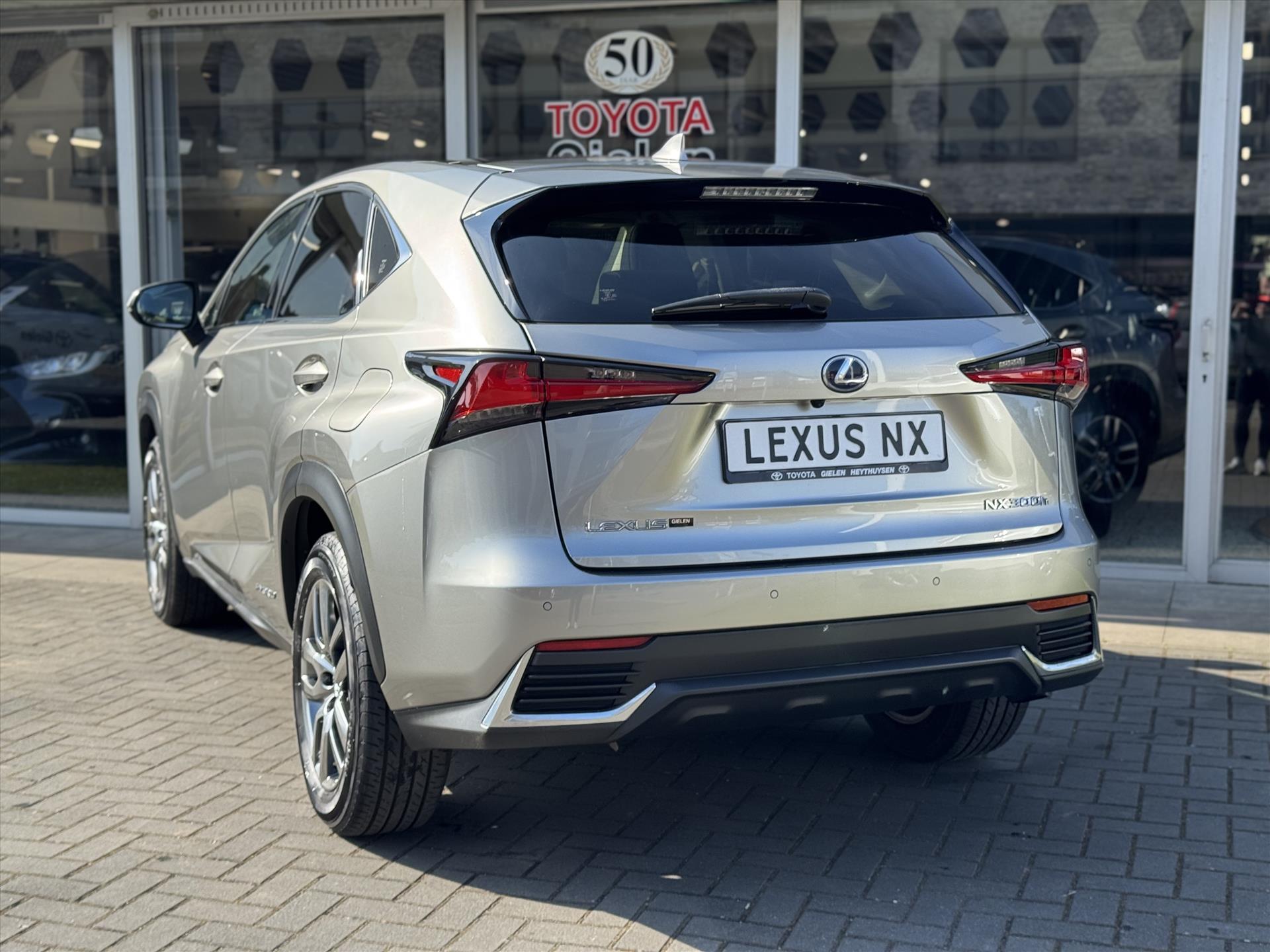 Lexus NX 300h AWD Luxury Line | Panoramadak, Premium Navigatie, Parkeersensoren, Leer, Stoelverwarming, Apple CarPlay/Android Auto 43744635-9.jpg | Autobedrijf Gielen