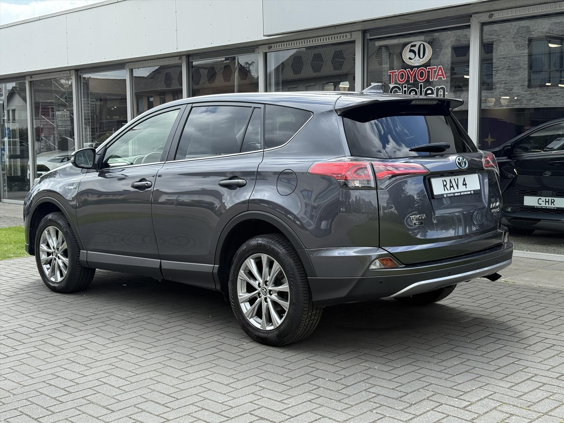 Toyota RAV4 2.5 Hybrid AWD Style | Navigatie, Stoel + Stuurverwarming, Parkeersensoren, Keyless, 18 inch, 1.650KG Trekgewicht, 4X4 43860746-4.jpg | Autobedrijf Gielen