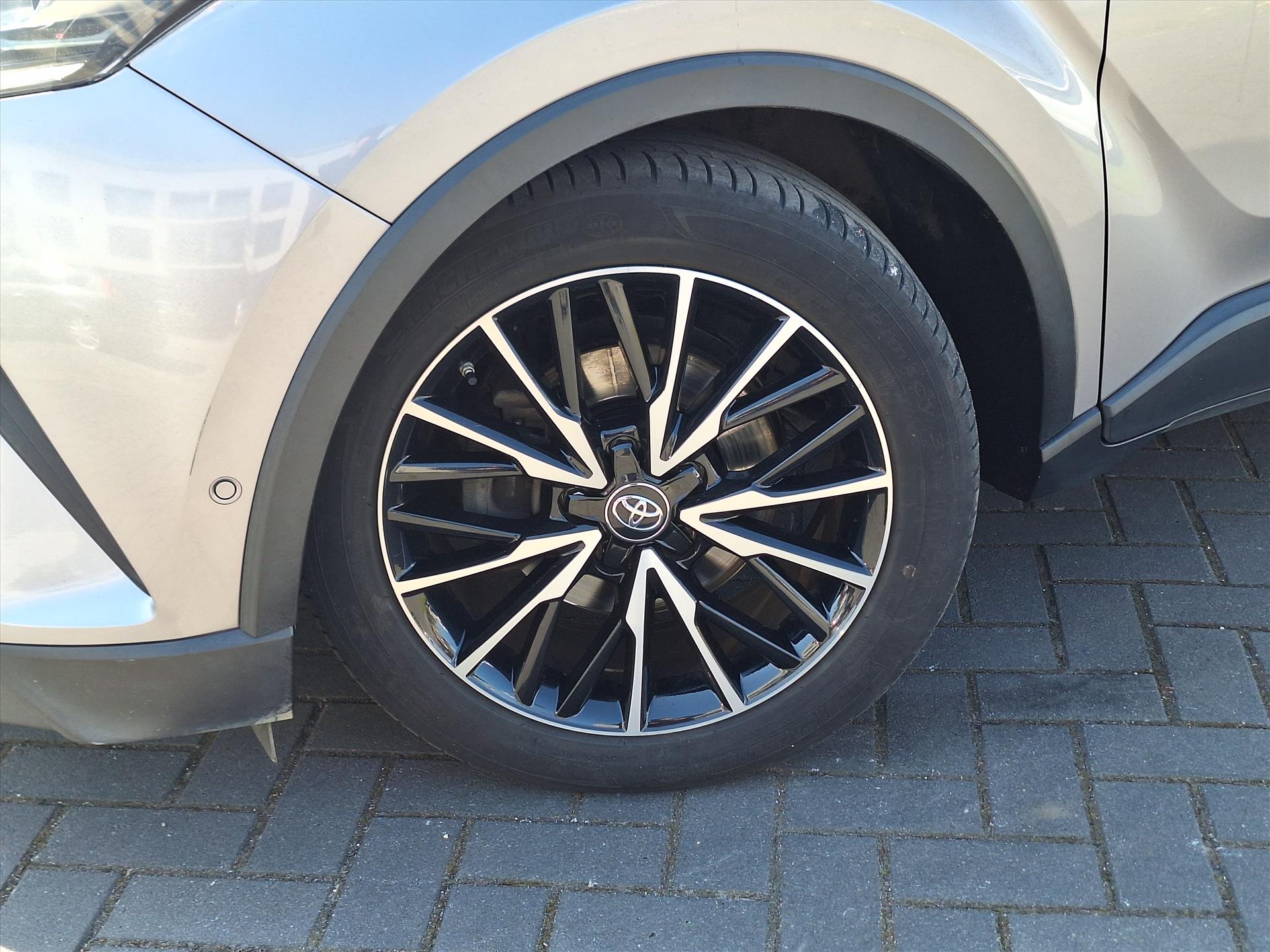 Toyota C-HR 1.8 Hybrid Executive | LED Pakket, Dodehoekherkenning, Navigatie, Stoel + Stuurverwarming, Keyless, Leer/Stof, 18 inch 43959872-3.jpg | Autobedrijf Gielen