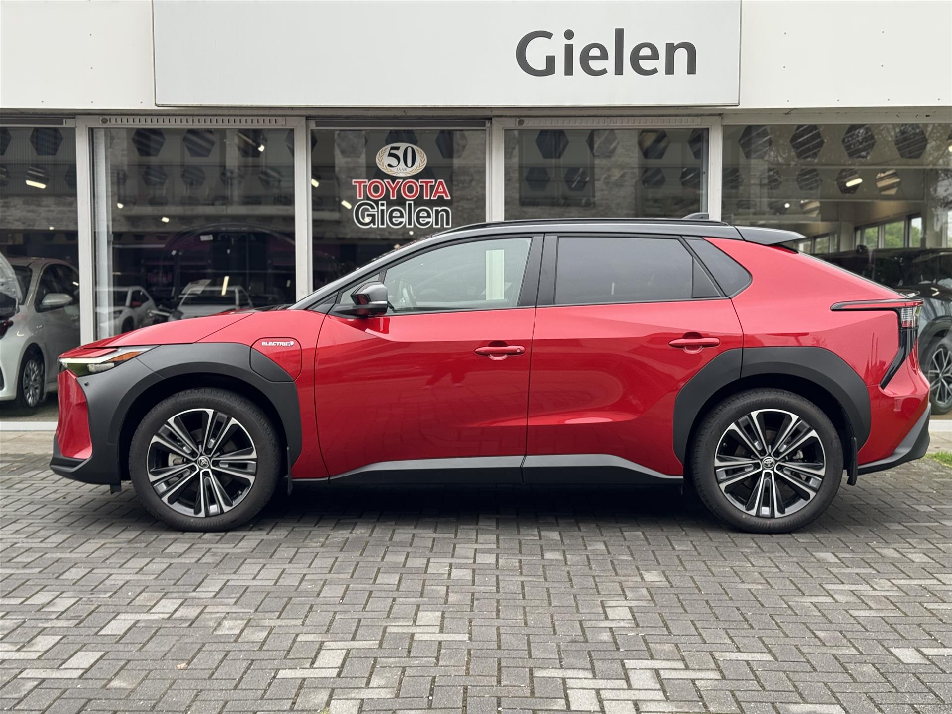 Toyota Bz4x 71,4 kWh 204pk Premium | Trekhaak, Panoramadak, 20 inch, 360 Camera, Parkeersensoren, Dodehoekherkenning, Stoel + Stuurverwarmin 44000687-4.jpg | Autobedrijf Gielen