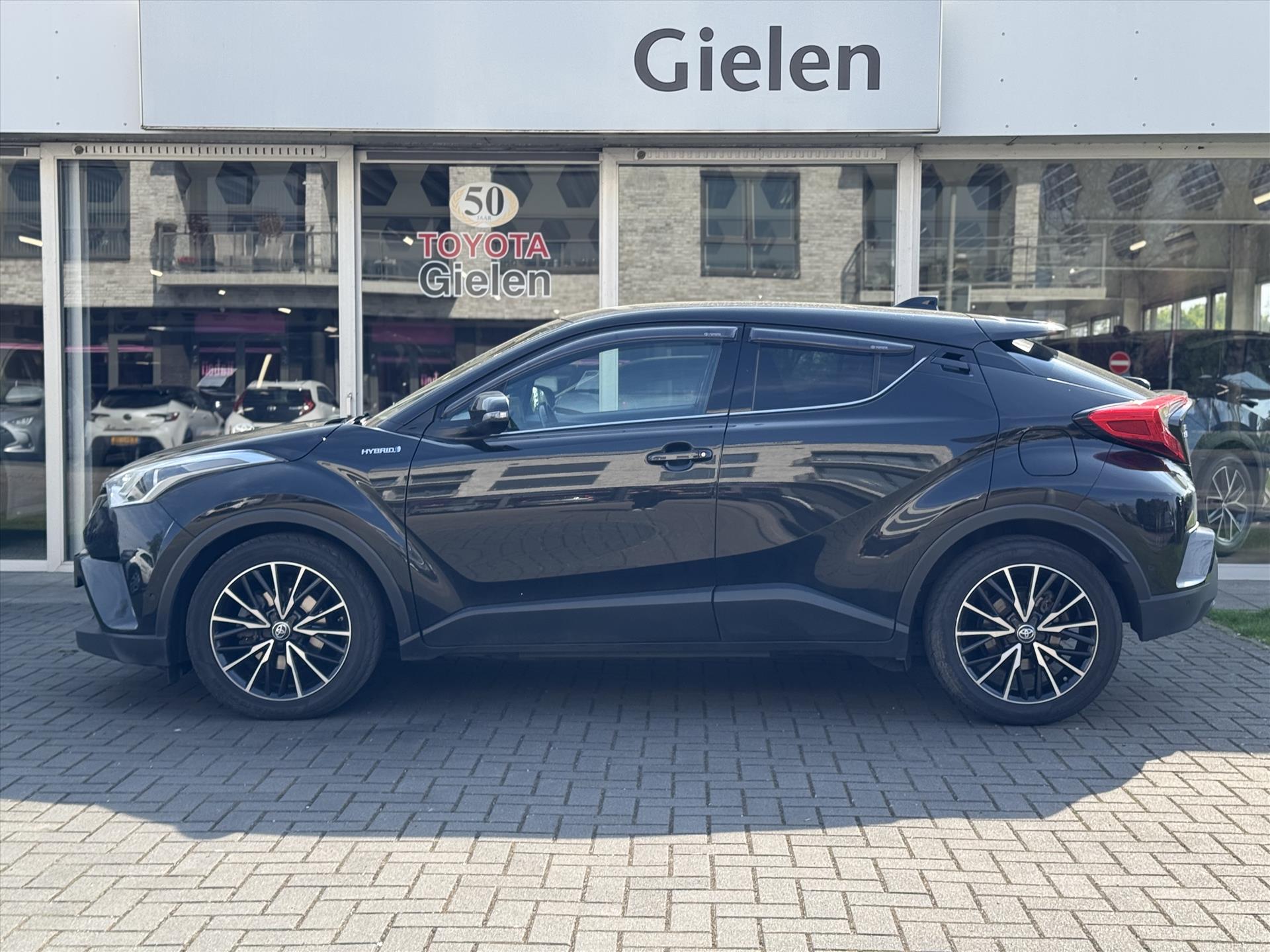 Toyota C-HR 1.8 Hybrid Executive JBL | Trekhaak, Leer, Stoelverwarming, Parkeersensoren, 18 inch, Keyless, Parkeercamera, Adaptive Cruise co 44216463-4.jpg | Autobedrijf Gielen