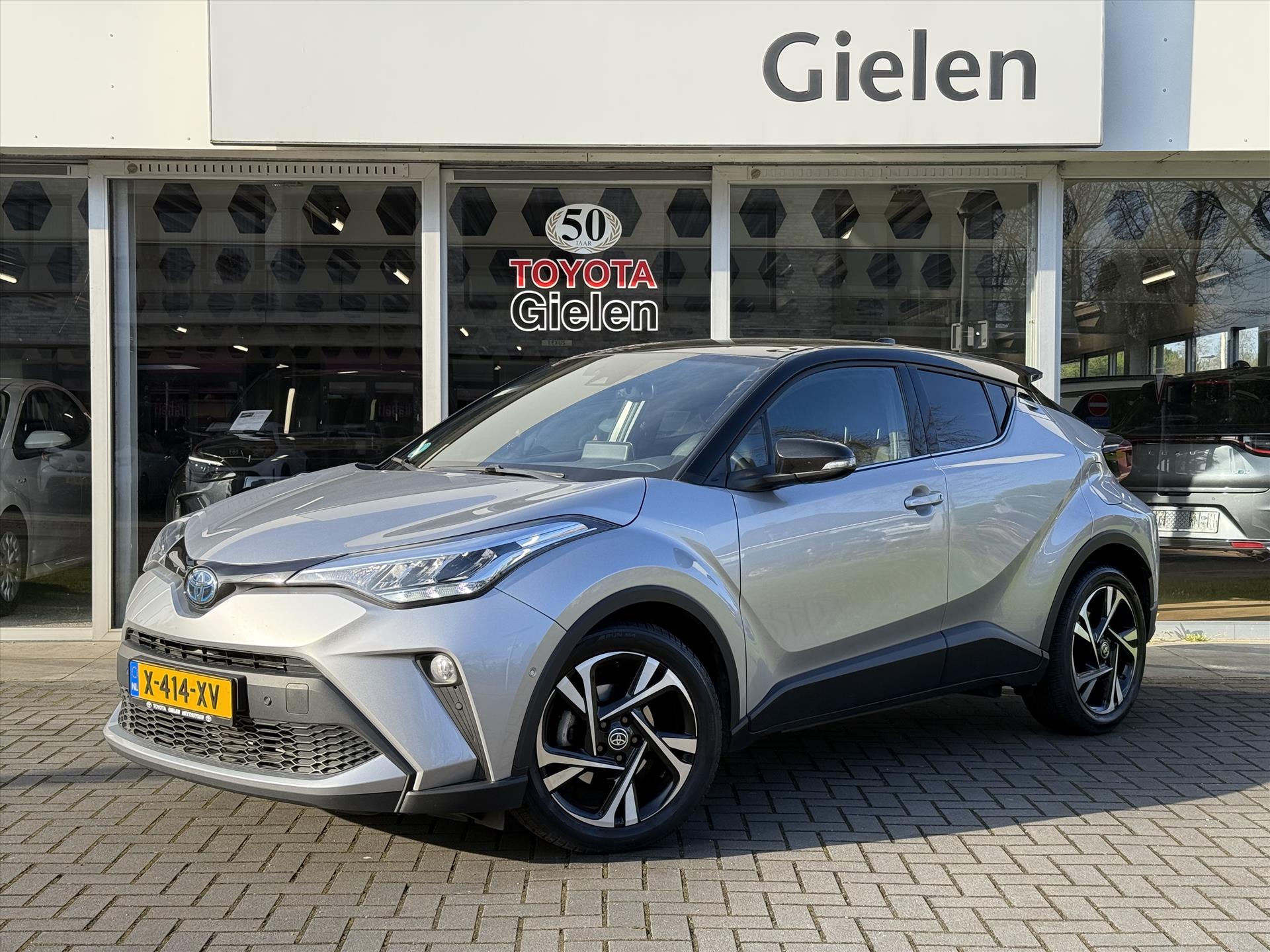 Toyota C-HR 1.8 Hybrid Bi-Tone | Dodehoekherkenning, Stoel + Stuurverwarming, Parkeersensoren, 18 inch, Keyless, Nieuwe multimedia 44380653-0.jpg | Autobedrijf Gielen