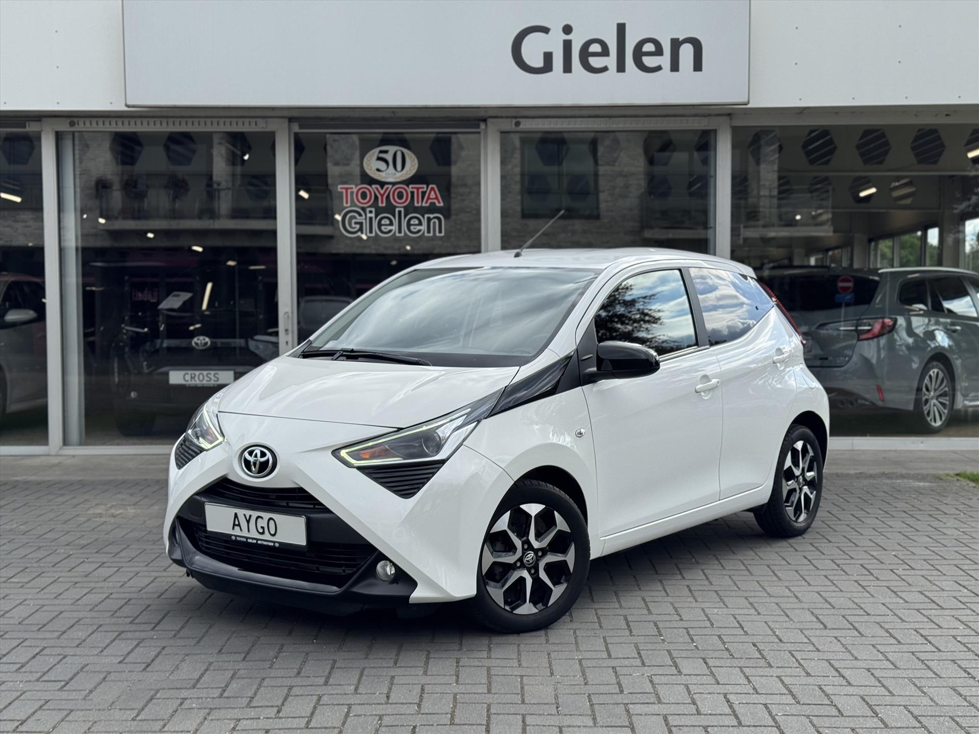 Toyota Aygo 1.0 VVT-i 72pk 5D x-joy | Camera, Stoelverwarming, Climate control, Apple carplay/Android auto 44648969-0.jpg | Autobedrijf Gielen
