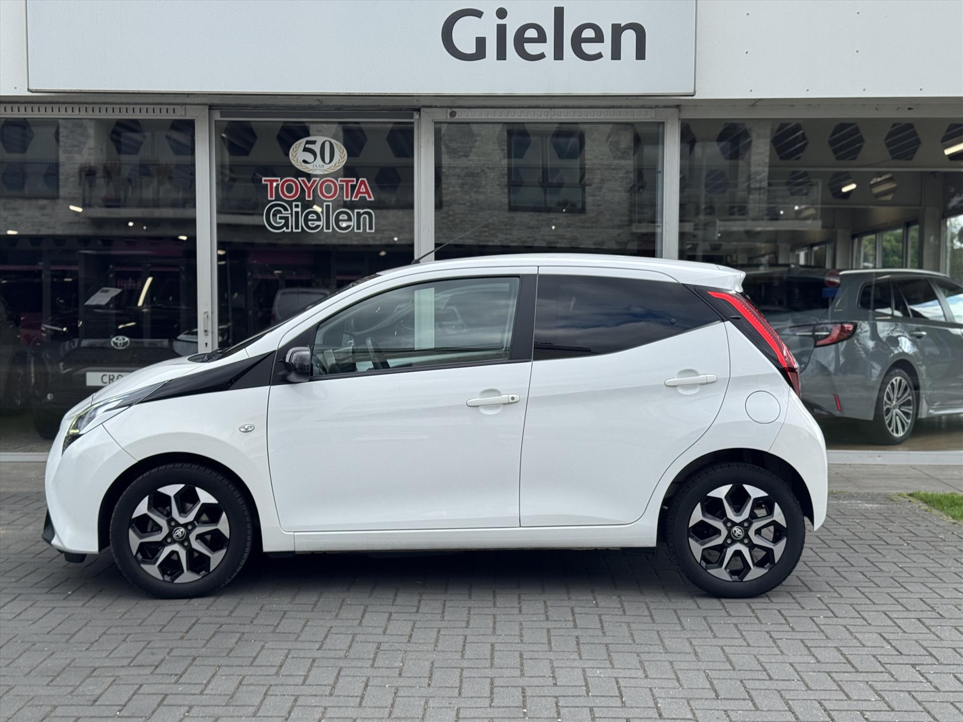 Toyota Aygo 1.0 VVT-i 72pk 5D x-joy | Camera, Stoelverwarming, Climate control, Apple carplay/Android auto 44648969-2.jpg | Autobedrijf Gielen