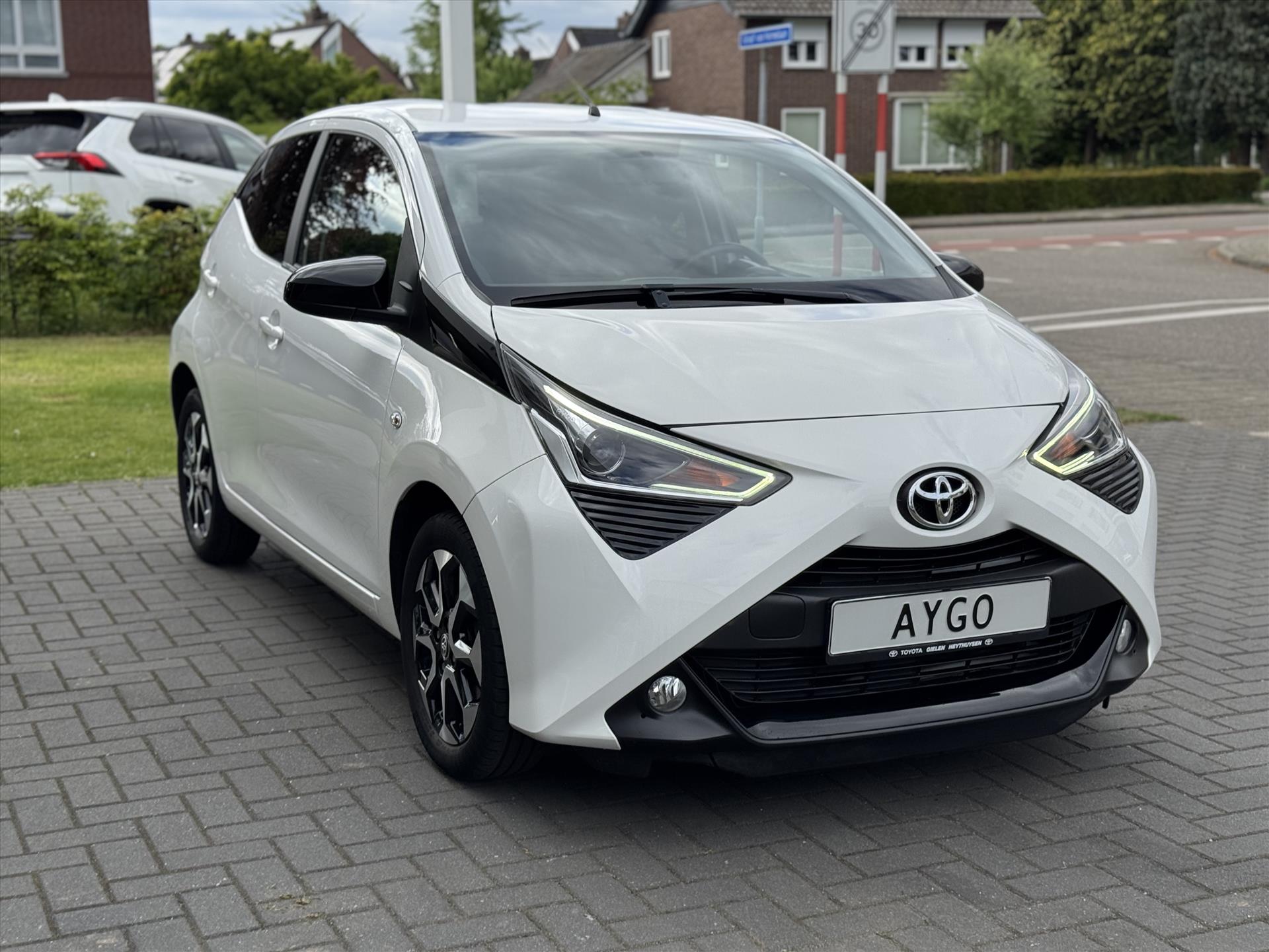 Toyota Aygo 1.0 VVT-i 72pk 5D x-joy | Camera, Stoelverwarming, Climate control, Apple carplay/Android auto 44648969-3.jpg | Autobedrijf Gielen