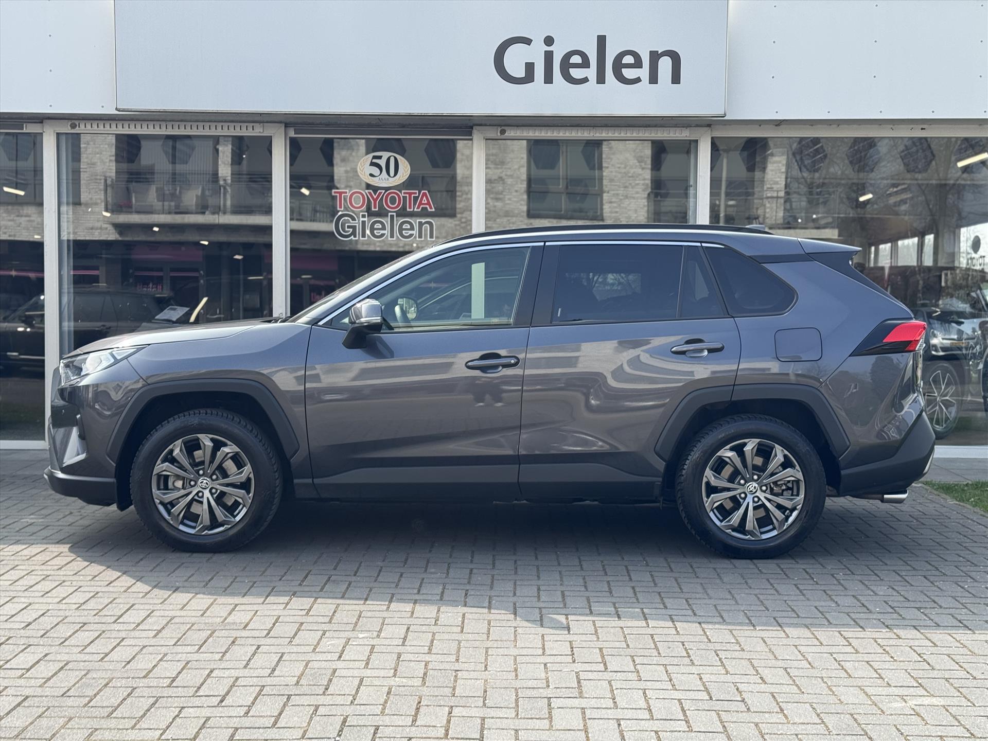 Toyota RAV4 2.5 Hybrid 222pk AWD Style | Trekhaak, Cloud Navigatie, Parkeersensoren, Dodehoekherkenning, Elektrische achterklep, 1650KG Trek 45002609-4.jpg | Autobedrijf Gielen