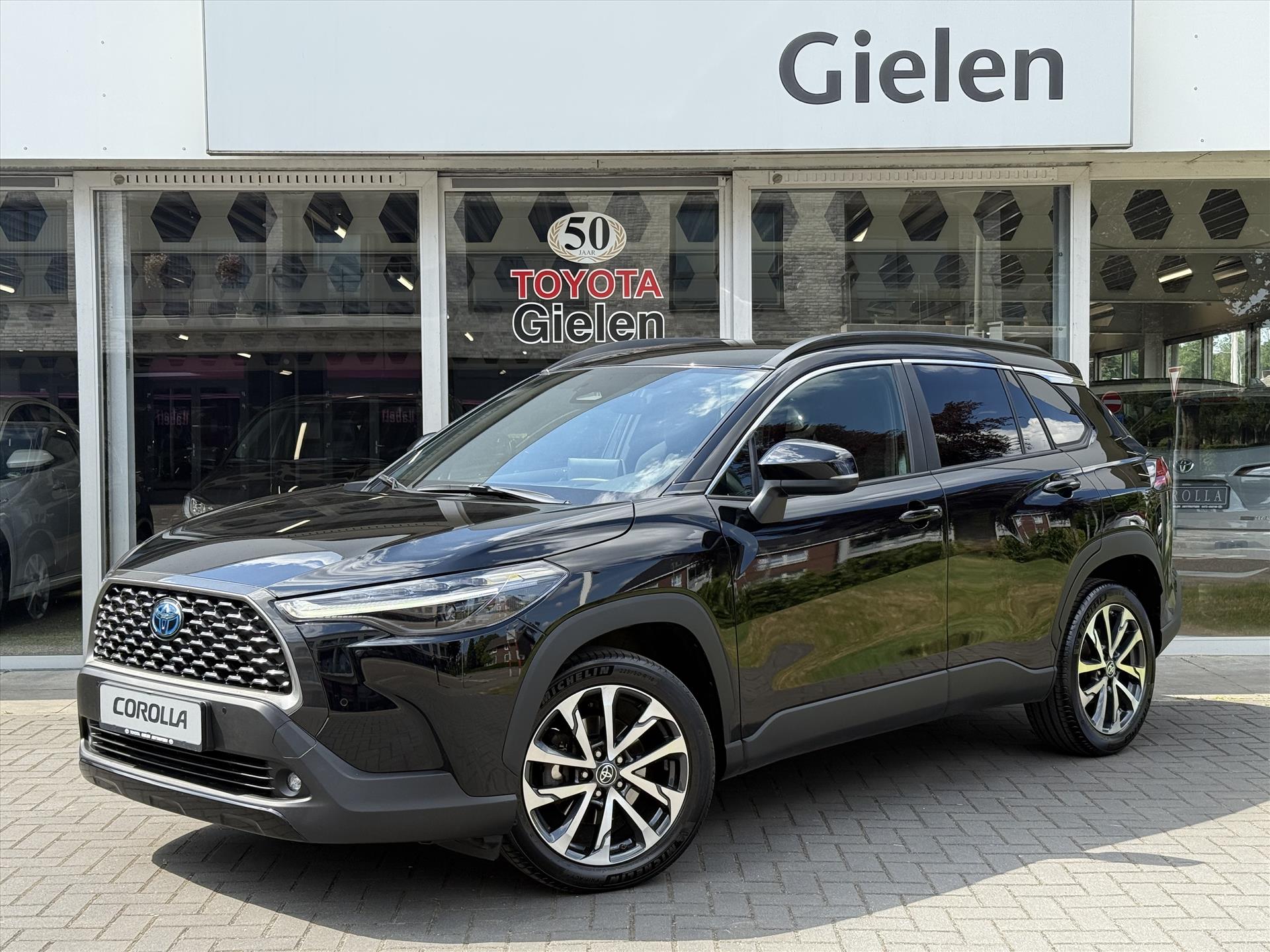Toyota Corolla Cross 2.0 High Power Hybrid First Edition | Elektrische achterklep, Stoel + Stuurverwarming, Blind spot, Parkeersensoren 45090512-0.jpg | Autobedrijf Gielen