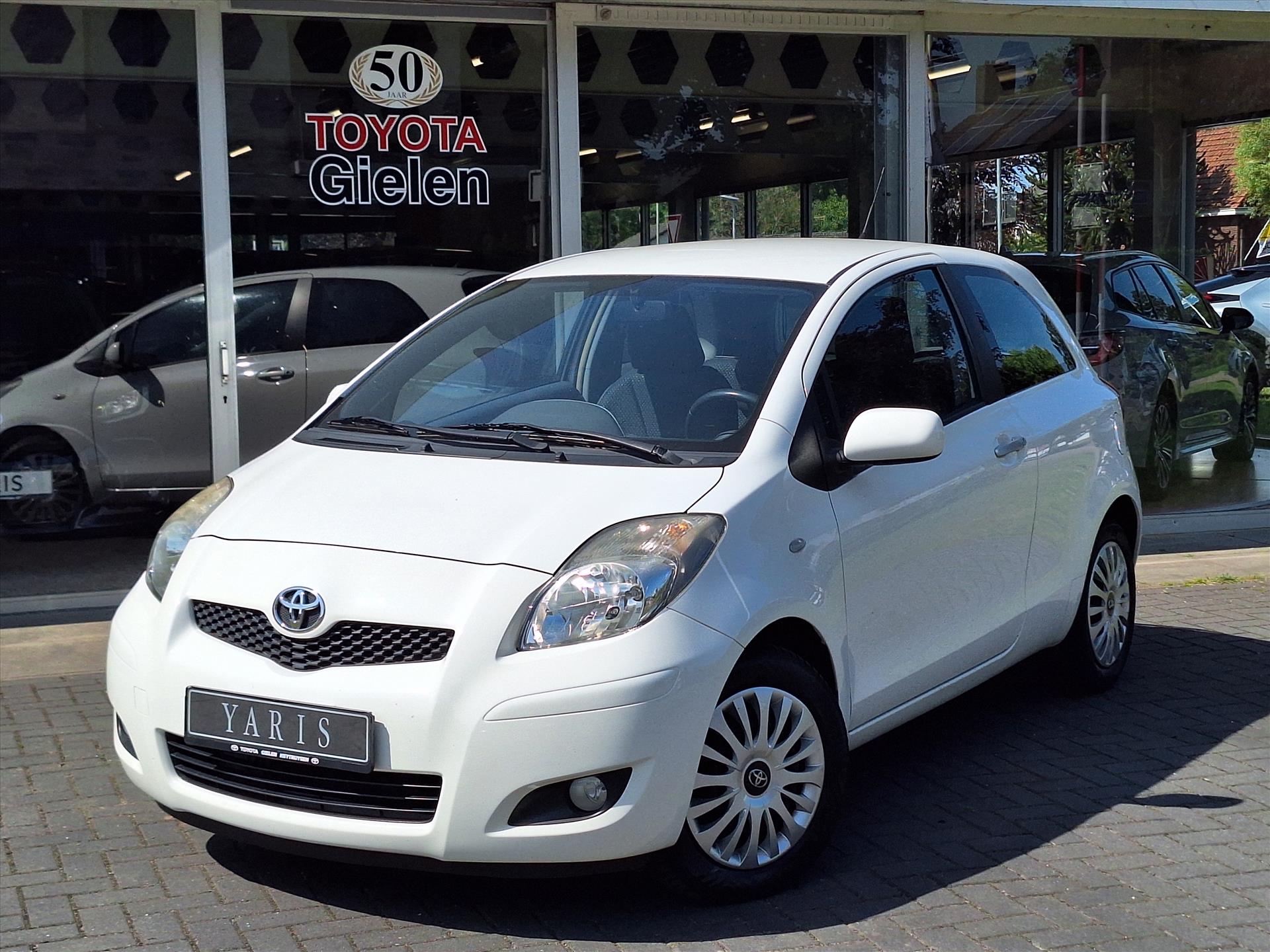 Toyota Yaris 1.3 VVT-i 99pk Aspiration | Trekhaak, 6-bak, Climate control, Elektrische ramen, Radio/CD-Speler 45406653-1.jpg | Autobedrijf Gielen